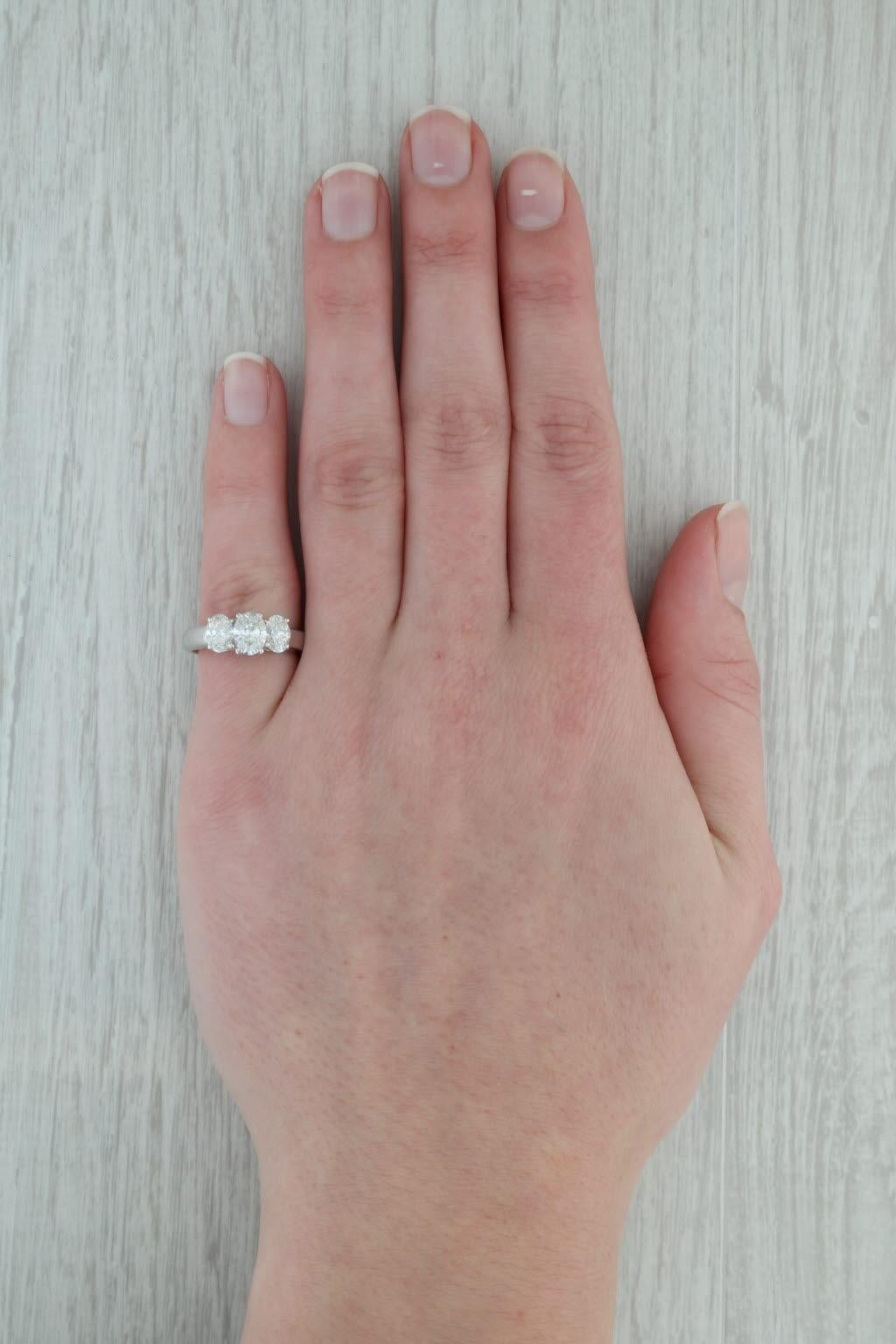 Anello a 3 pietre con diamante ovale da 1,53 ct. in oro bianco 14k, misura 6, per il fidanzamento in vendita 3