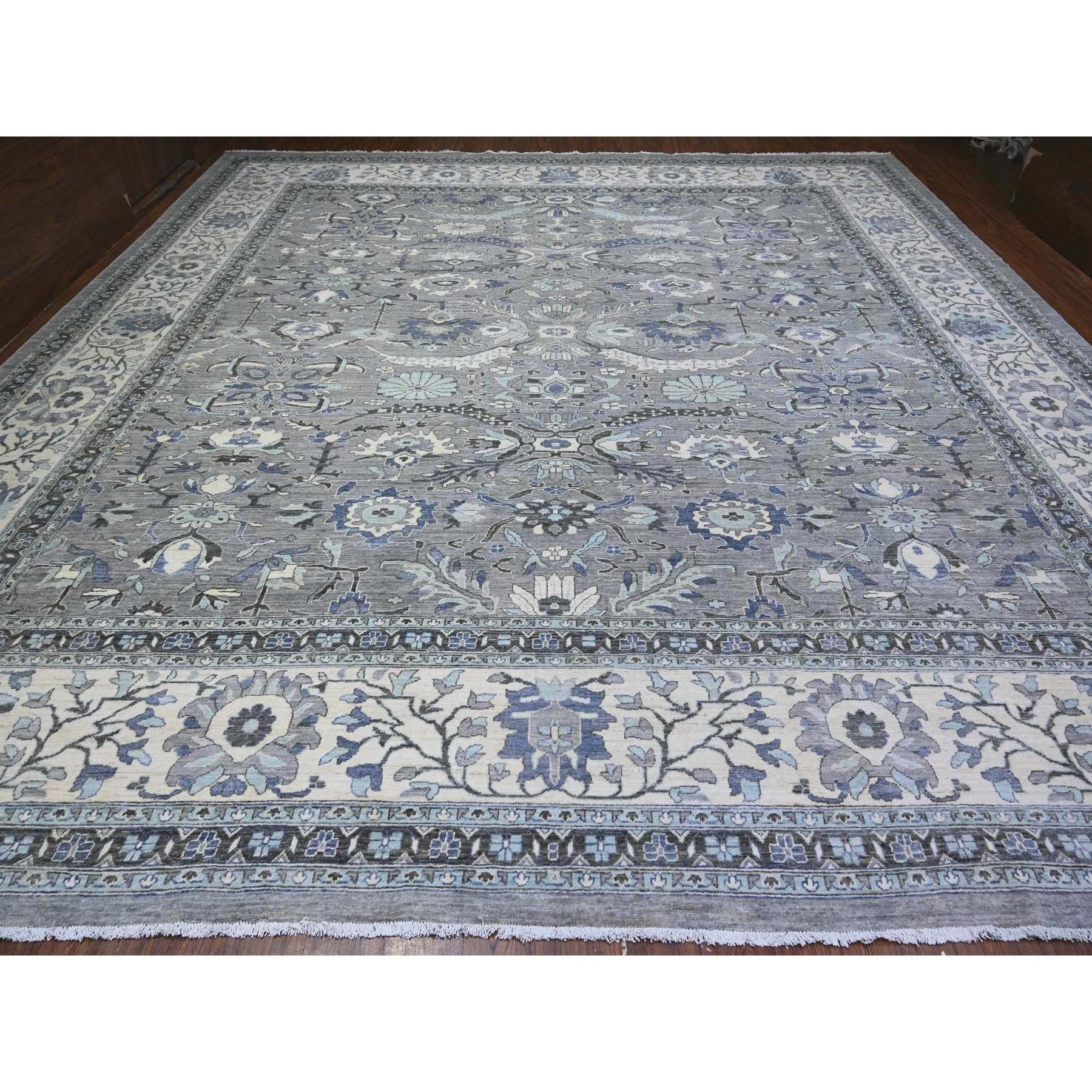 Ésta es una auténtica alfombra oriental de Peshawar con diseño de hoja de hoz, anudada a mano, de pura lana. Ha sido anudada durante meses y meses con técnicas artesanales de tejido centenarias por expertos artesanos.
Materiales primarios: