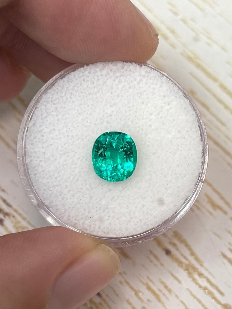 A. Stone: Smeraldo
Peso: 1,54 carati
Forma: Taglio a cuscino
Chiarezza: Trasparente
Lucentezza: Eccellente
Colore: Verde bluastro vivace
Misure: 7,69 mm x 6,81 mm x 5,02 mm
Origine geografica: Colombia
Trattamento: Naturale, oliatura

Commenti: A