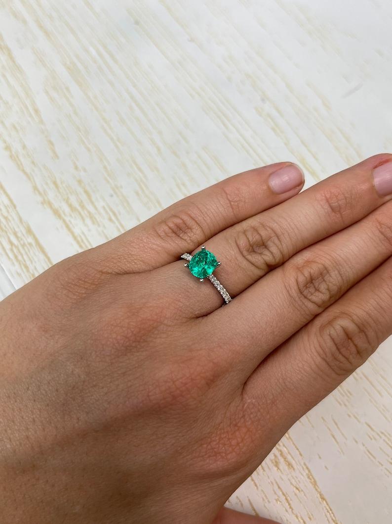 1,54 Carati AAA+ Smeraldo colombiano verde bluastro - Gemma di nascita di maggio con taglio a cuscino in vendita 4