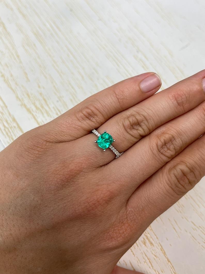 1,54 Carati AAA+ Smeraldo colombiano verde bluastro - Gemma di nascita di maggio con taglio a cuscino in vendita 3