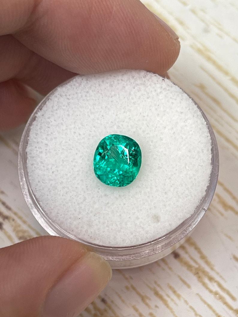 1,54 Carati AAA+ Smeraldo colombiano verde bluastro - Gemma di nascita di maggio con taglio a cuscino in vendita 1
