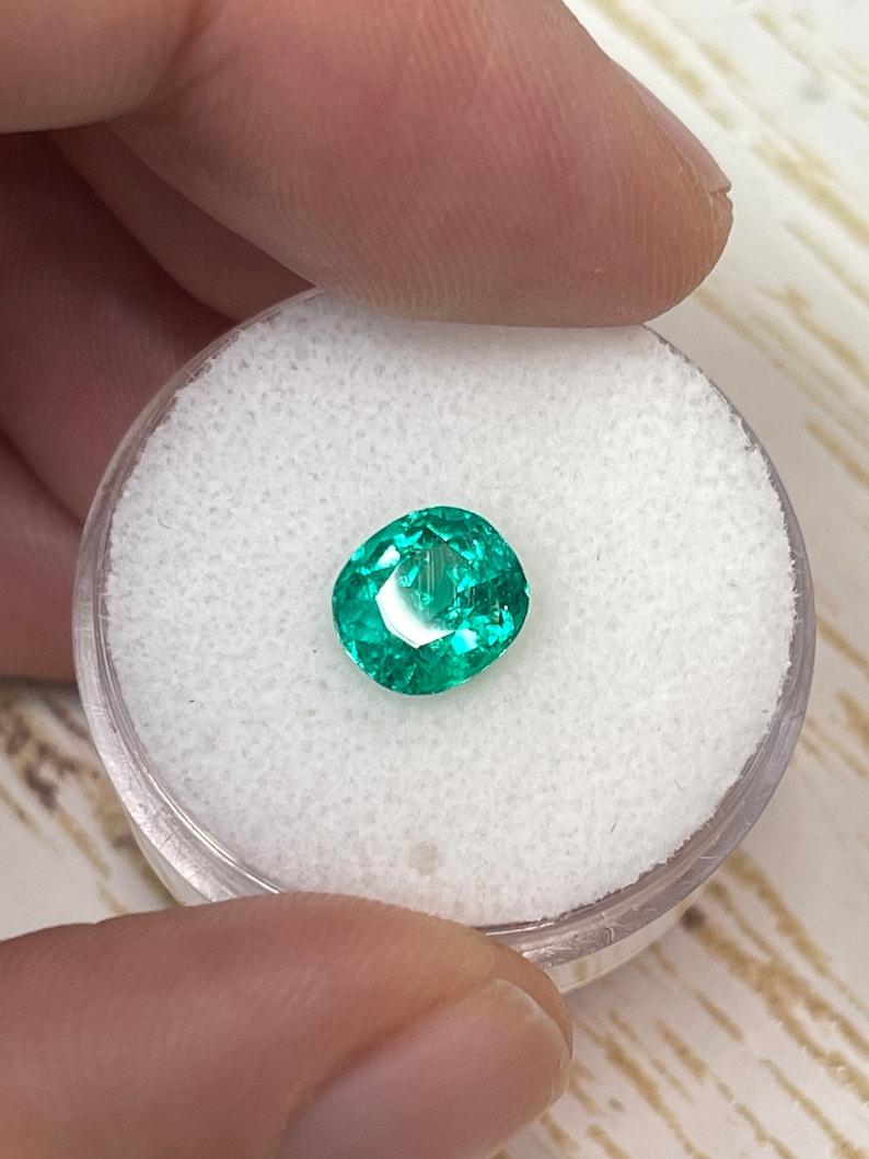 Donna 1,54 Carati AAA+ Smeraldo colombiano verde bluastro - Gemma di nascita di maggio con taglio a cuscino in vendita