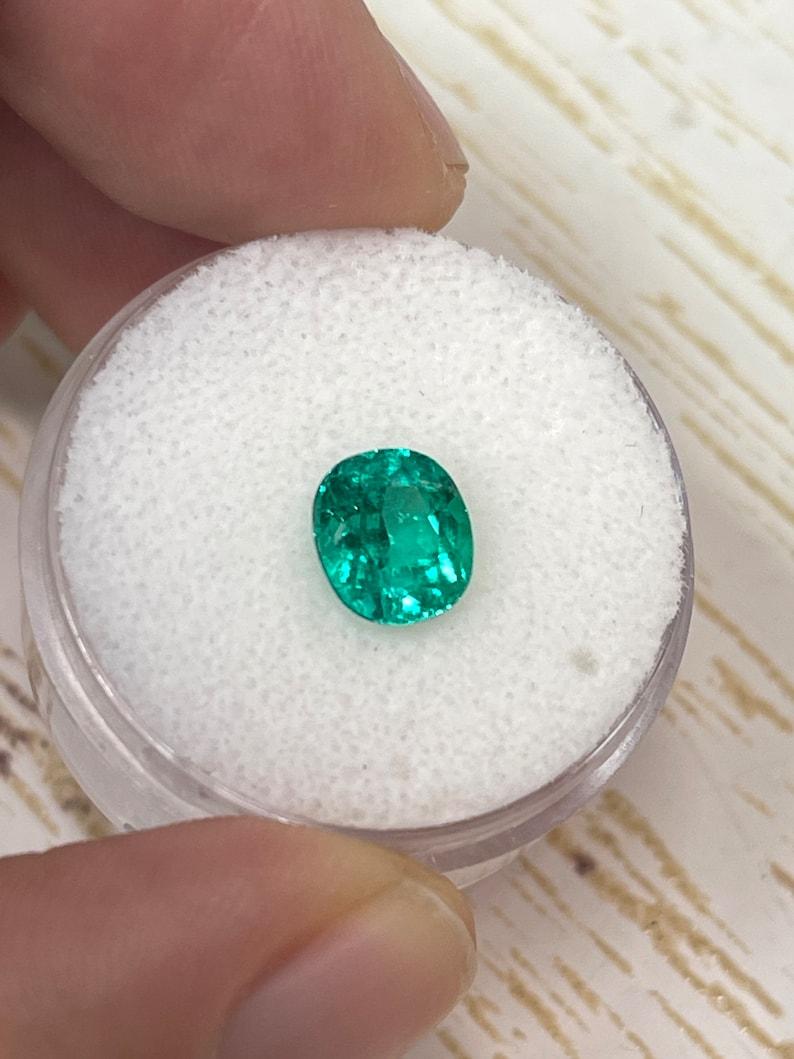 Taglio cuscino 1,54 Carati AAA+ Smeraldo colombiano verde bluastro - Gemma di nascita di maggio con taglio a cuscino in vendita