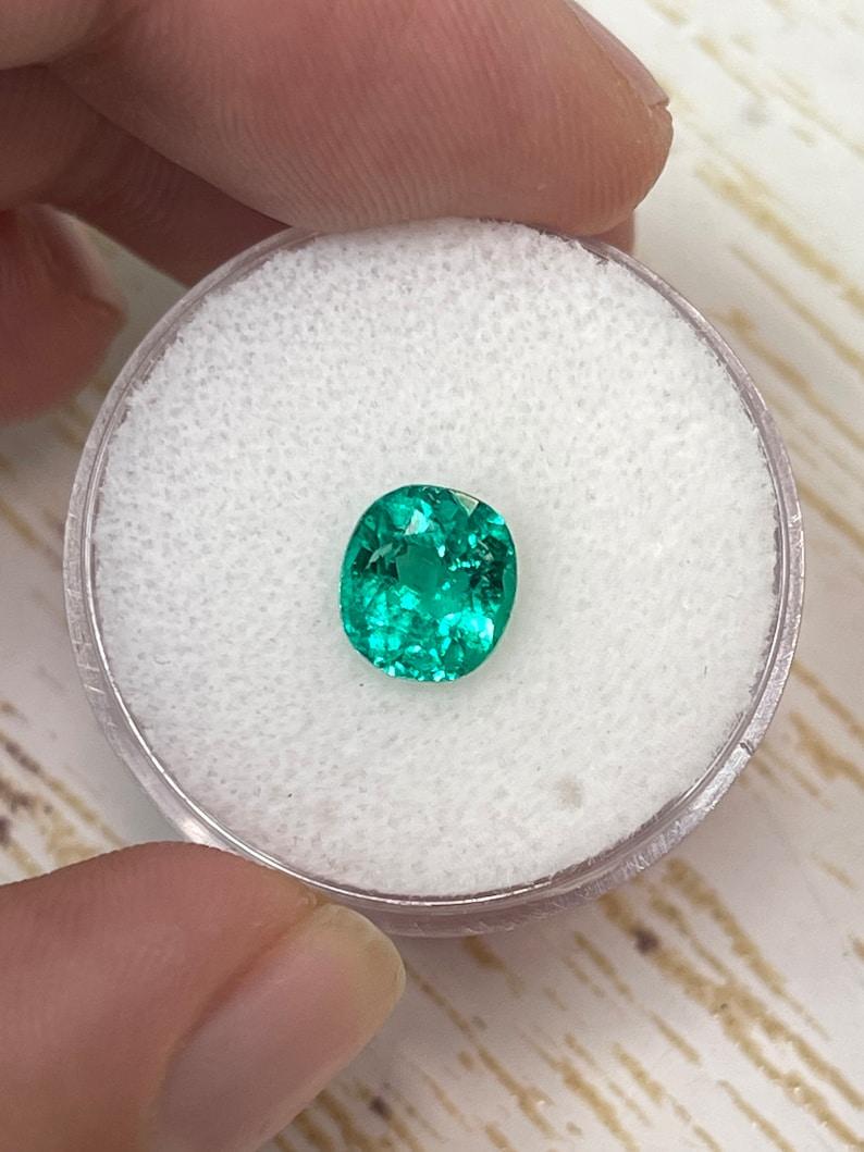 Moderno 1,54 Carati AAA+ Smeraldo colombiano verde bluastro - Gemma di nascita di maggio con taglio a cuscino in vendita