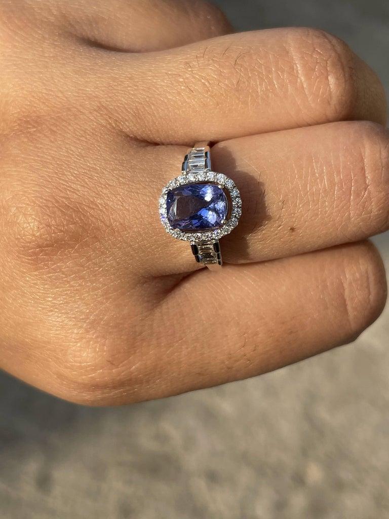 in vendita:  Anello nuziale a raggiera con tanzanite e diamanti da 1,54 carati e taglio a cuscino in oro bianco 18 carati 6