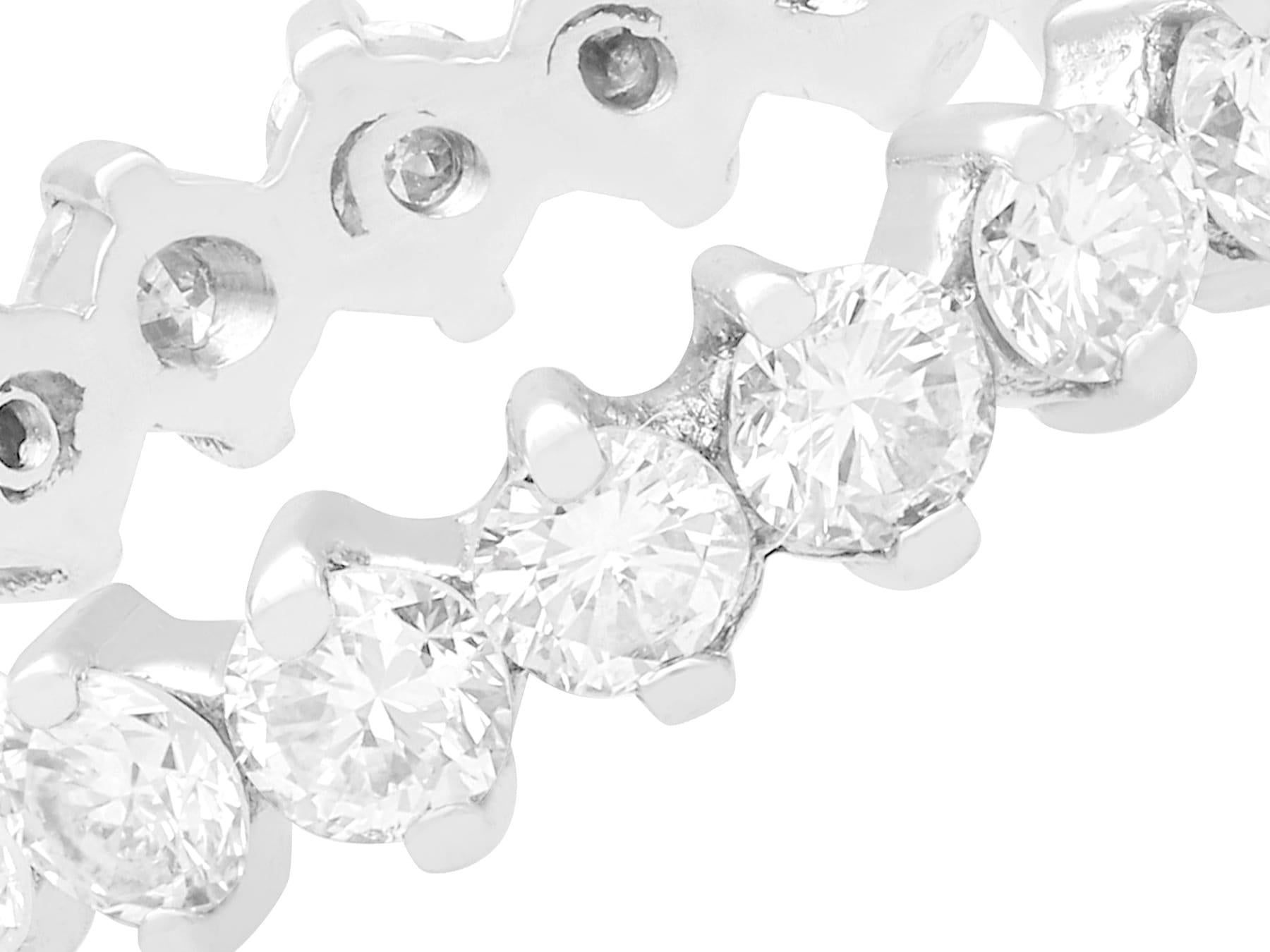 Taglio rotondo Anello di fidanzamento a eternità completa in oro bianco e diamanti da 1,54 carati in vendita