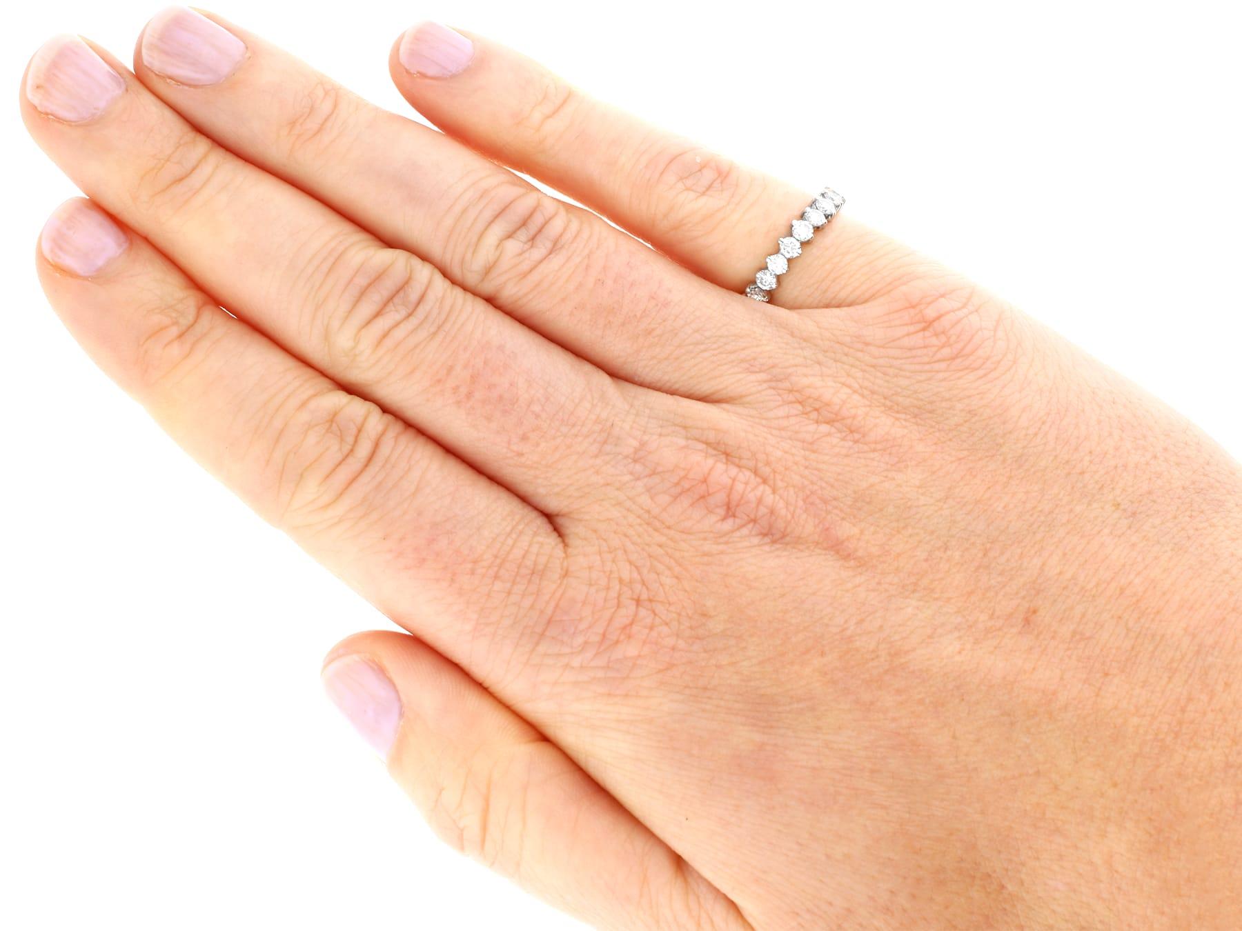 Anello di fidanzamento a eternità completa in oro bianco e diamanti da 1,54 carati in vendita 2