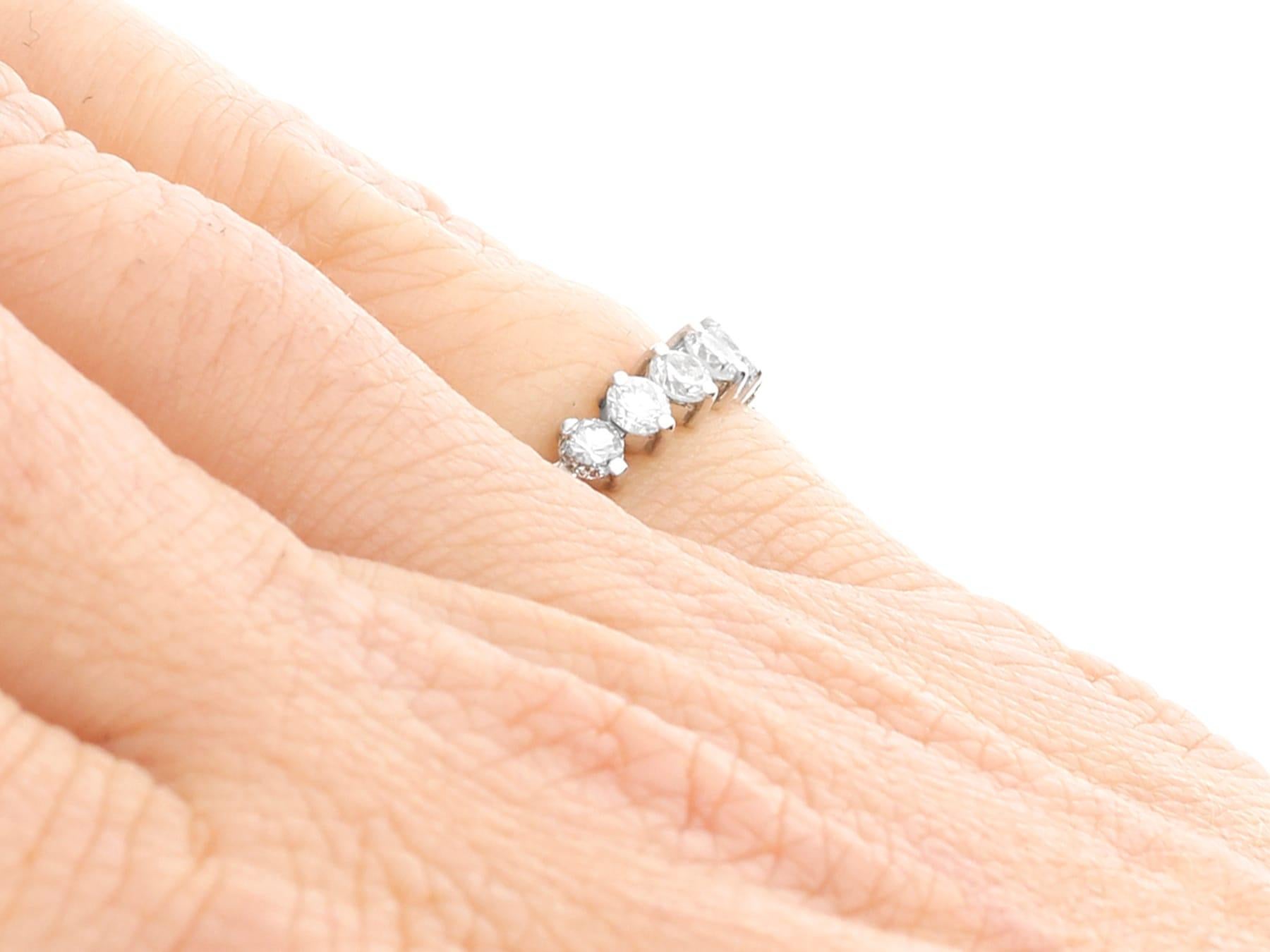 Anello di fidanzamento a eternità completa in oro bianco e diamanti da 1,54 carati in vendita 3