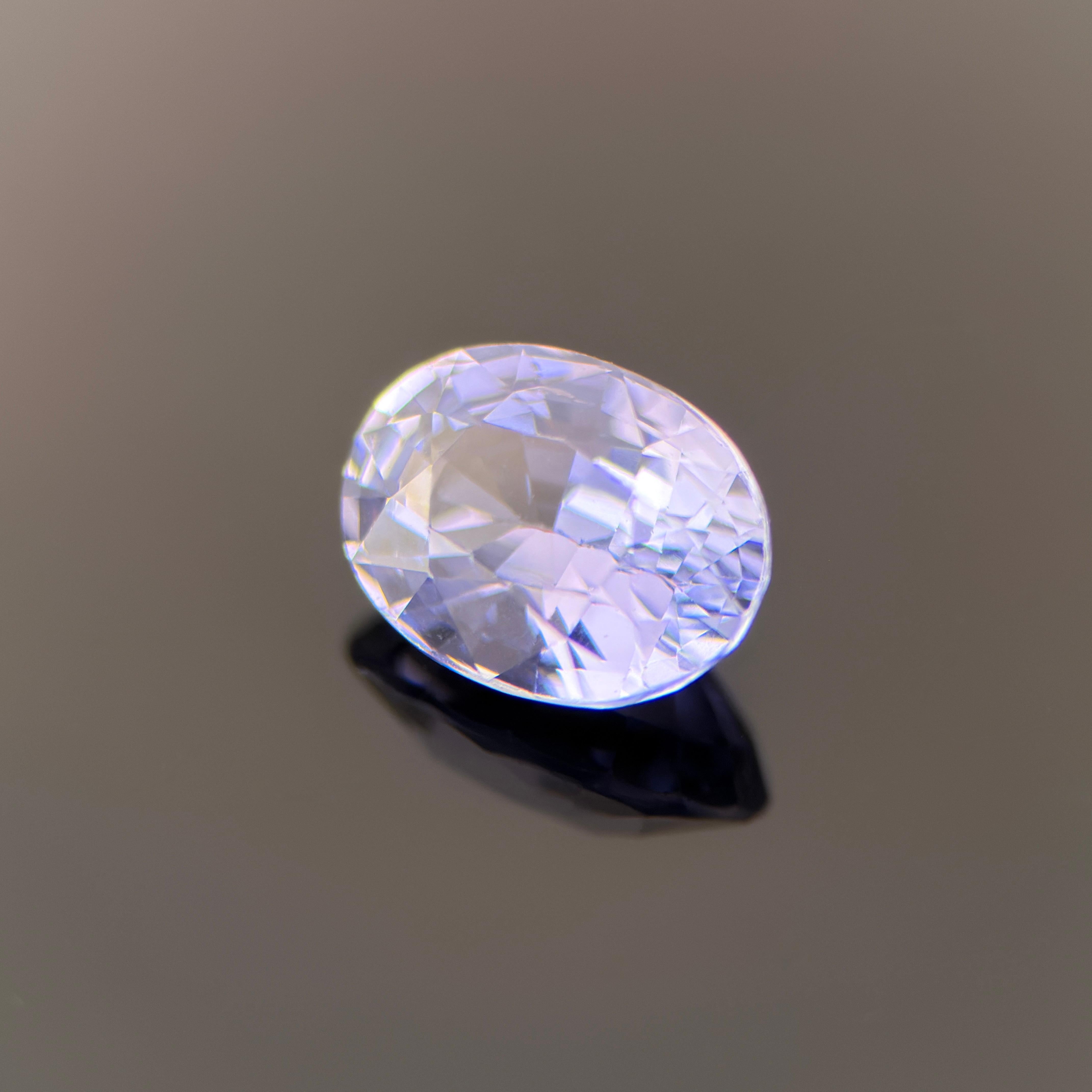 Dieser 1,54 Karat schwere, natürliche blaue Spinell besticht durch seine lebhafte, hellblaue Farbe und seinen reinen und ruhigen Schimmer, der an tropische Gewässer im Morgenlicht erinnert. Der fachmännisch in einen präzisen Ovalschliff geschliffene