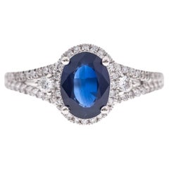 Anello in oro bianco 10K con zaffiro blu taglio ovale da 1,54 carati e accenti di diamanti