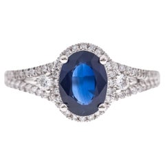 Bague en or blanc 10 carats avec diamants et saphir bleu taille ovale de 1,54 carat