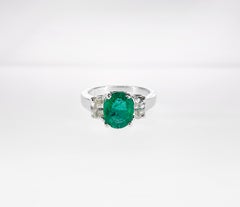 1.54 Carat Oval Cut Emerald and Diamond Three Stone Ring Set in 18K White Gold (Bague à trois pierres en or blanc 18 carats)