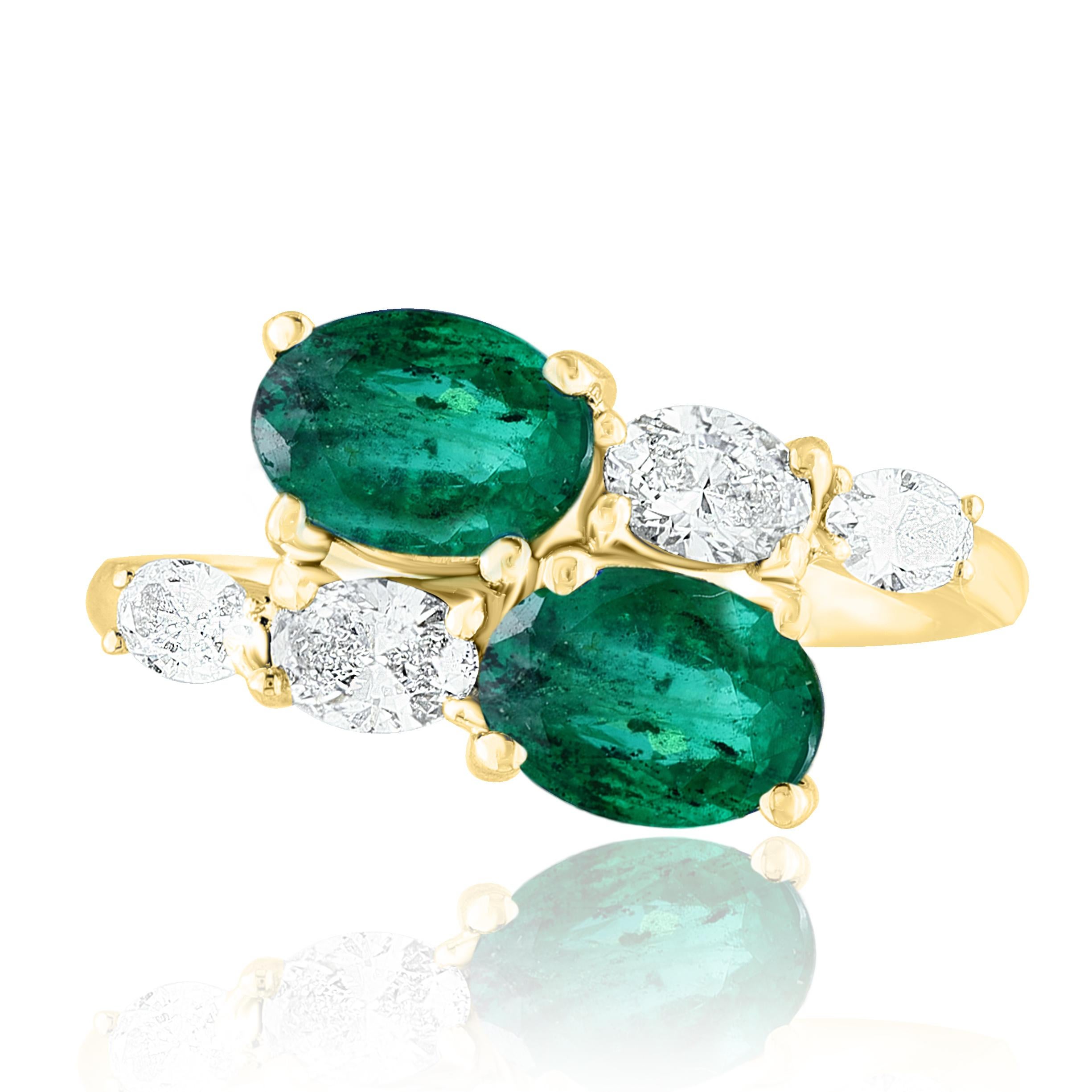 Der atemberaubende Ring Toi et Moi für die Ewigkeit zeigt 2 Smaragde im Ovalschliff, die von 4 ovalen Diamanten in Ost-West-Richtung umrahmt werden. Handgefertigt in 14k Gelbgold.
2 ovale Smaragde in der Mitte wiegen 1,54 Karat und 4 Diamanten an