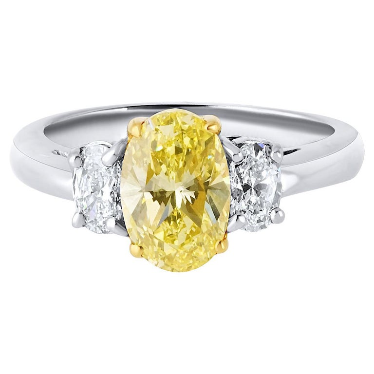 Bague de fiançailles à trois pierres avec diamant jaune intense de