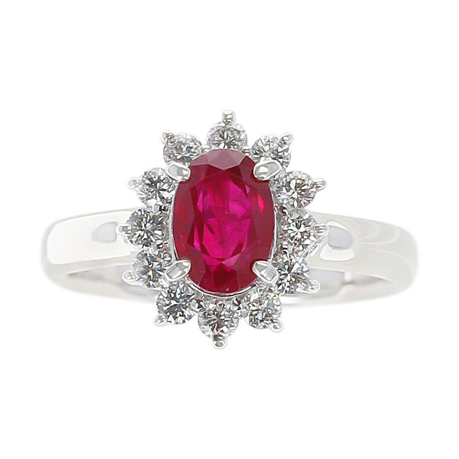 Une bague de fiançailles en rubis ovale avec un halo de diamants en platine. Poids du rubis : 1,54 carats, poids du diamant : 0,45 carats. Taille de la bague : US 6. Poids total : 6,84 grammes.