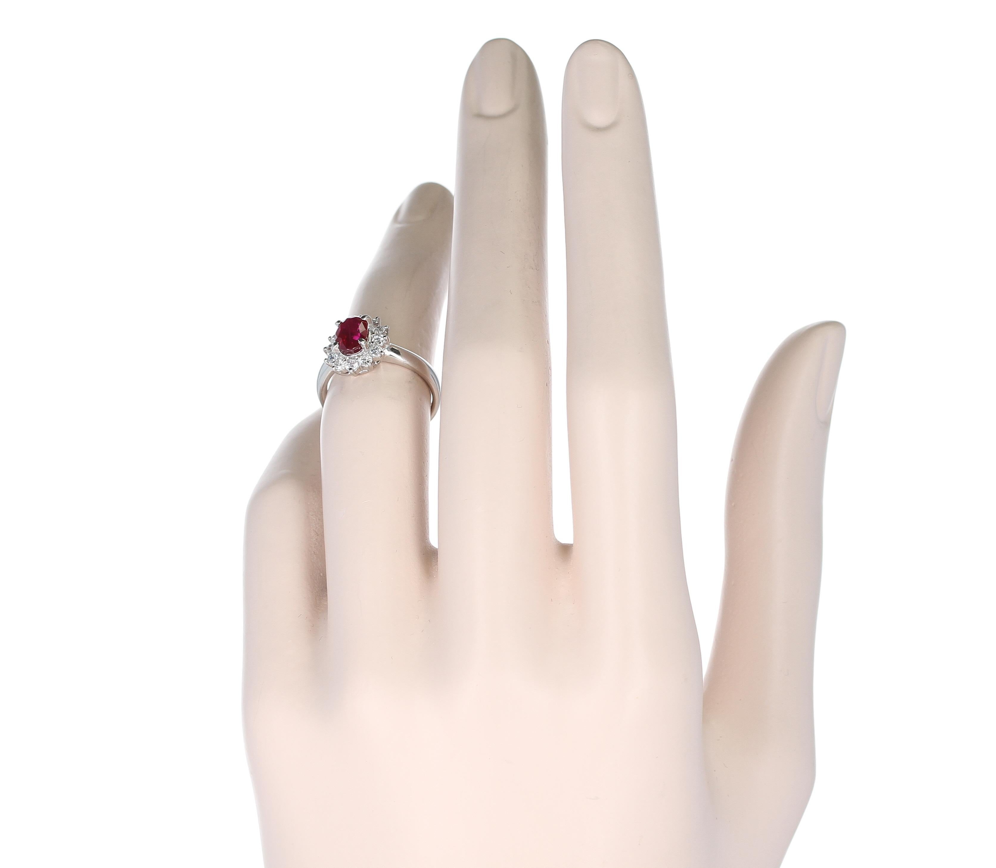 Taille ovale Bague de fiançailles en platine avec rubis ovale de 1,54 carat et halo de diamants en vente
