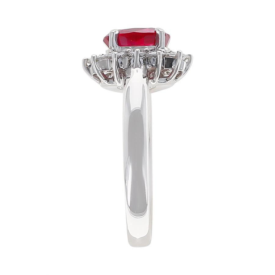 Bague de fiançailles en platine avec rubis ovale de 1,54 carat et halo de diamants Excellent état - En vente à New York, NY