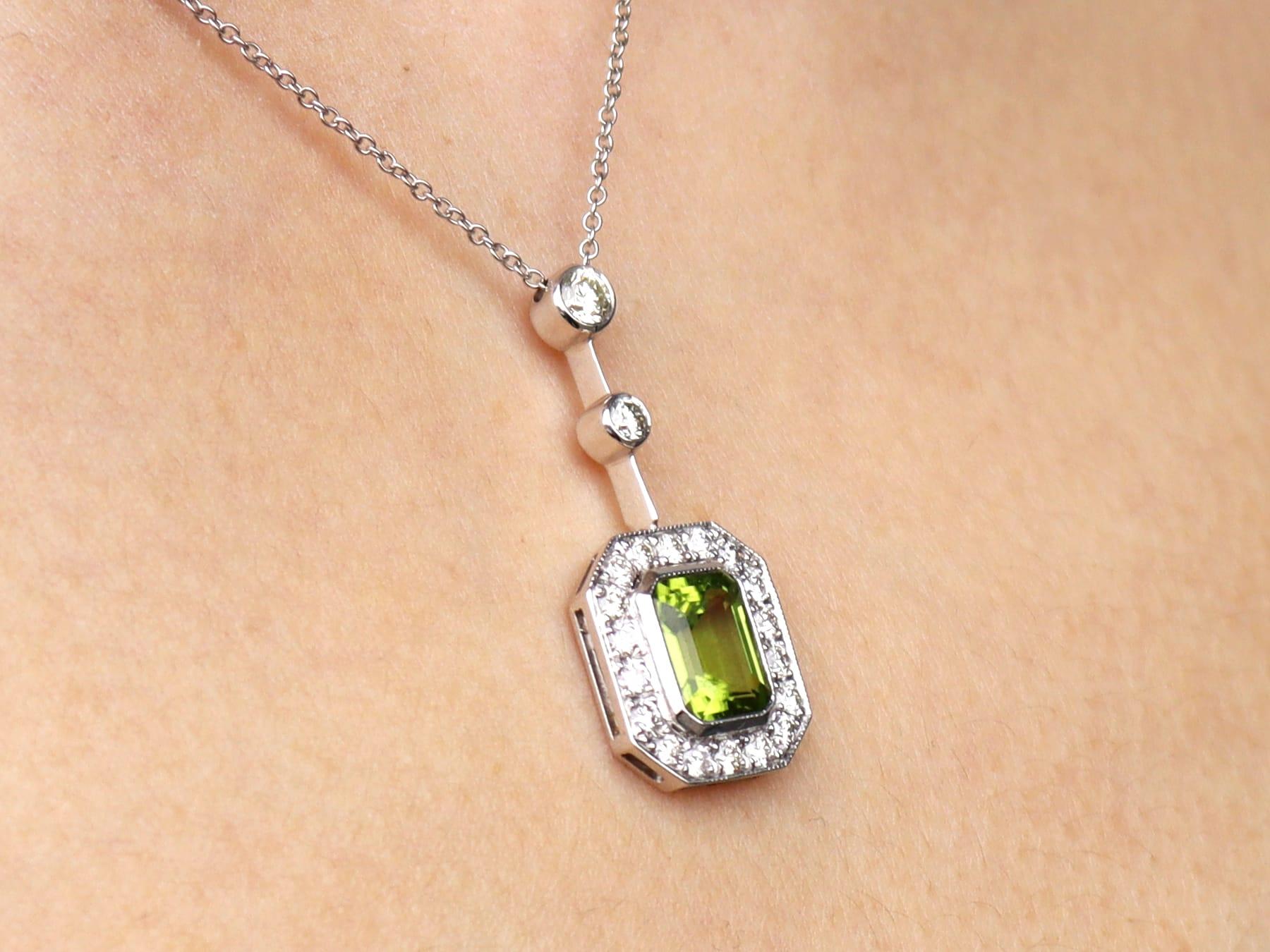Pendentif en or blanc 18 carats avec péridot de 1,54 carat et diamants de 0,66 carat, c. 1945 en vente 5