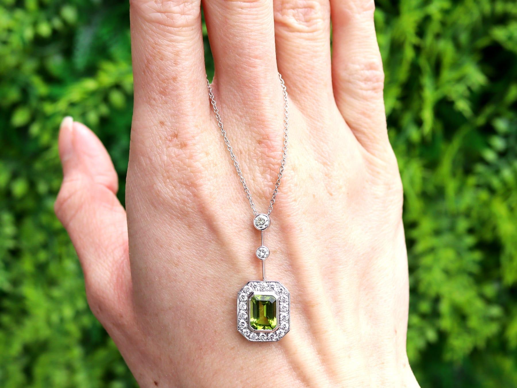 Superbe, fin et impressionnant pendentif vintage en or blanc 18 carats de 1,54 carat de péridot taille émeraude et de 0,66 carat de diamant, faisant partie de notre collection diversifiée de bijoux en péridot.

Ce pendentif vintage fin et
