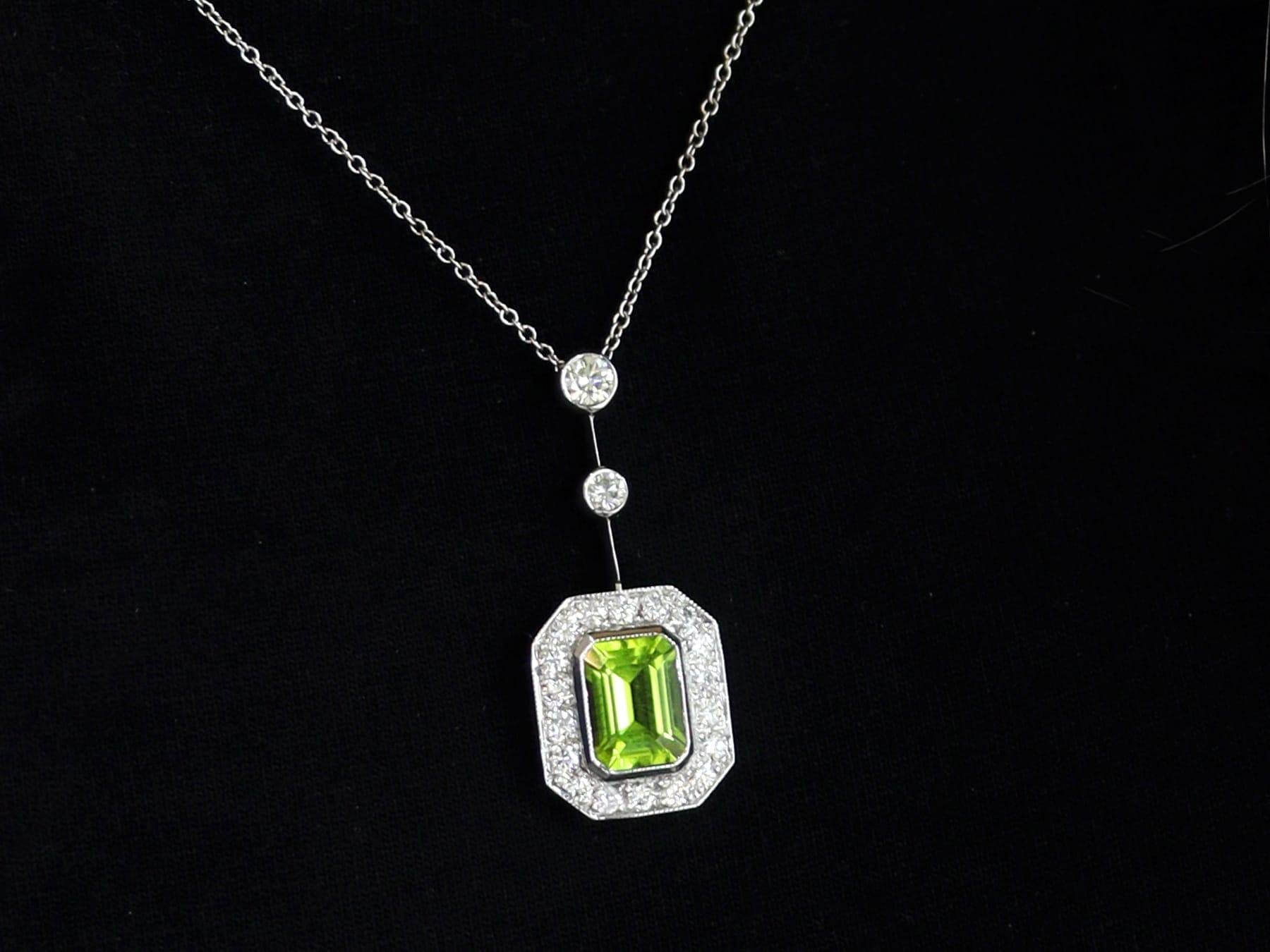 Taille émeraude Pendentif en or blanc 18 carats avec péridot de 1,54 carat et diamants de 0,66 carat, c. 1945 en vente