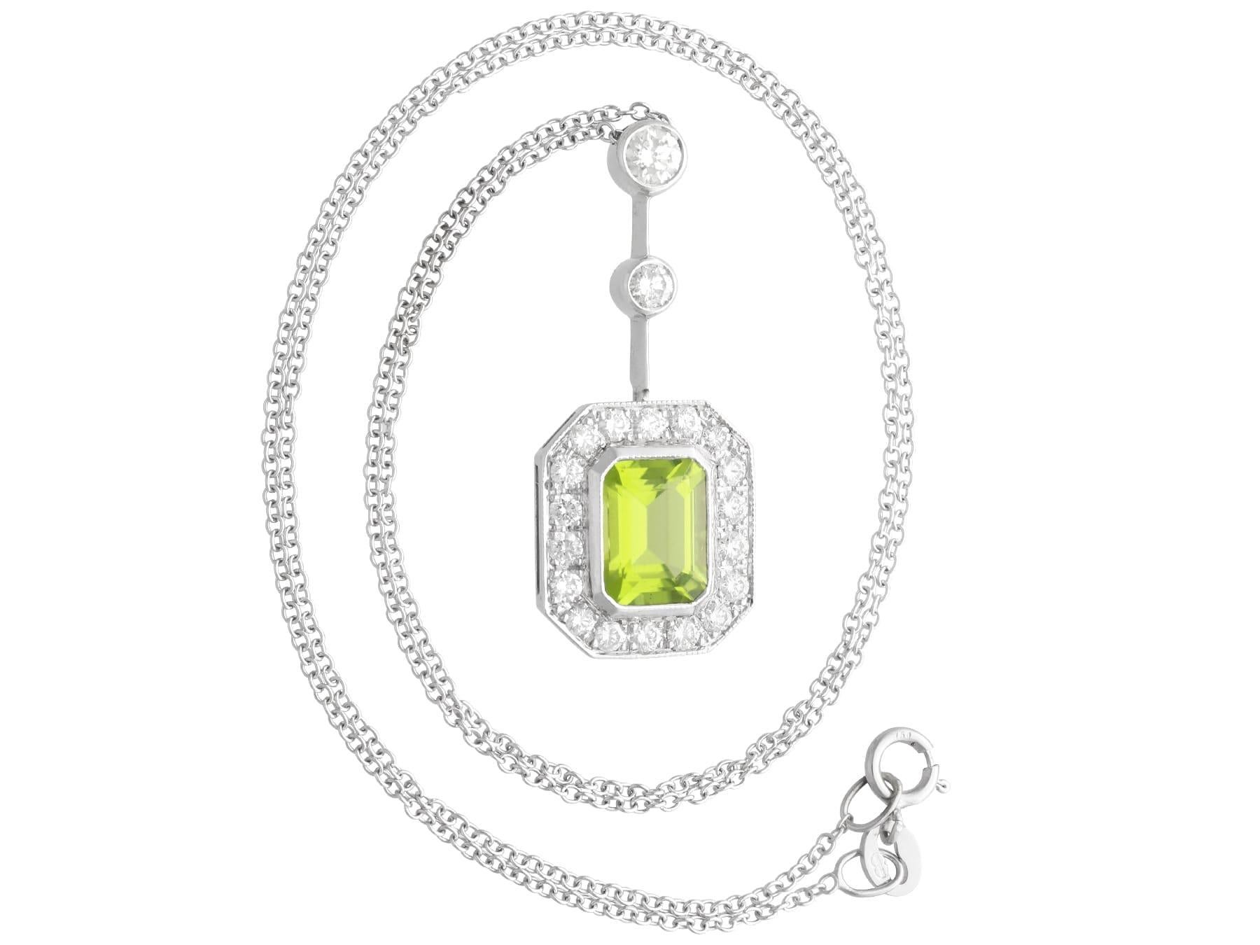 Pendentif en or blanc 18 carats avec péridot de 1,54 carat et diamants de 0,66 carat, c. 1945 Excellent état - En vente à Jesmond, Newcastle Upon Tyne