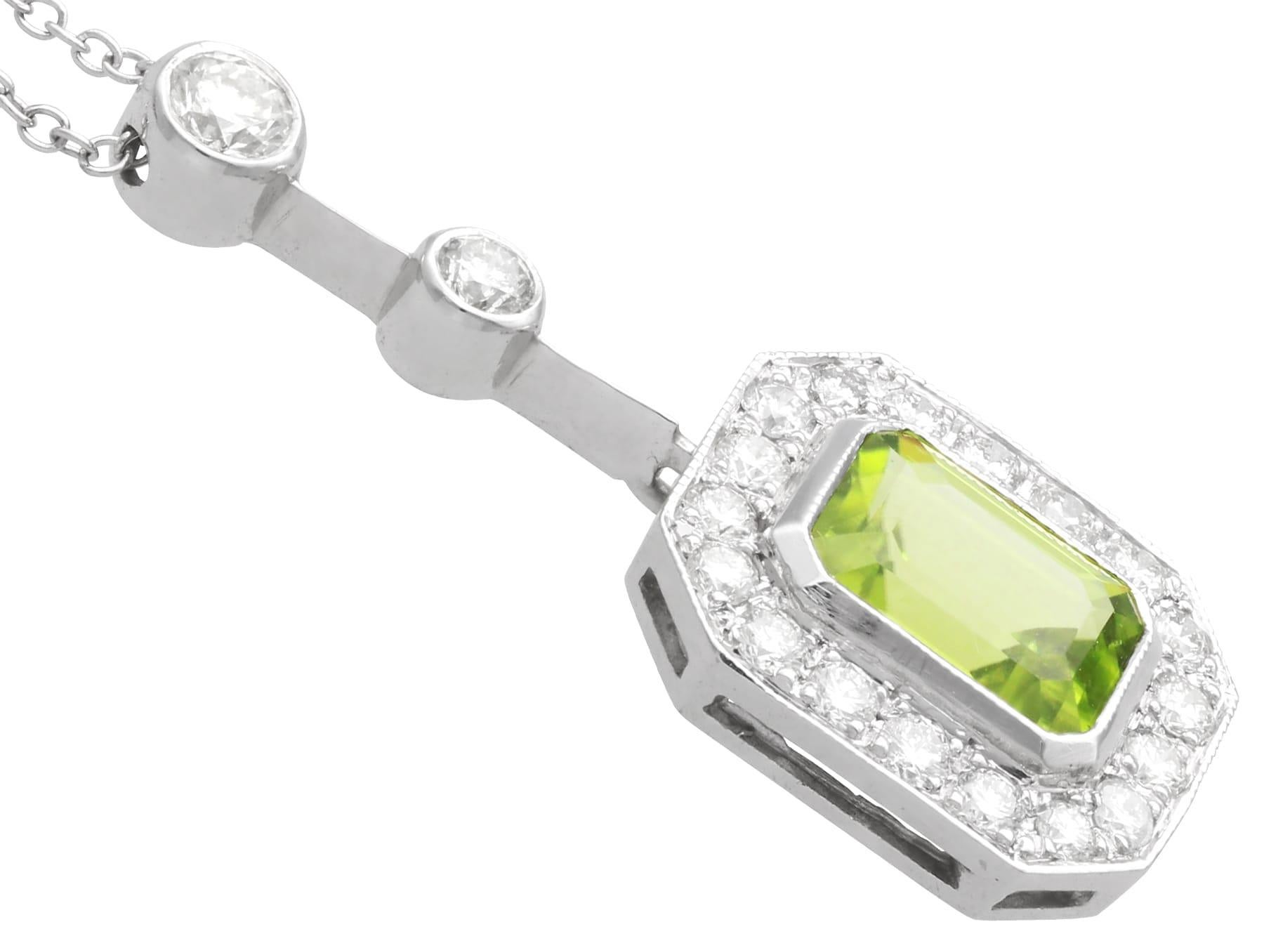 Pendentif en or blanc 18 carats avec péridot de 1,54 carat et diamants de 0,66 carat, c. 1945 Unisexe en vente