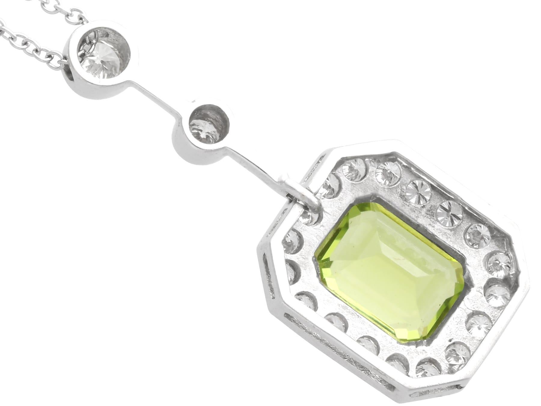 Pendentif en or blanc 18 carats avec péridot de 1,54 carat et diamants de 0,66 carat, c. 1945 en vente 1