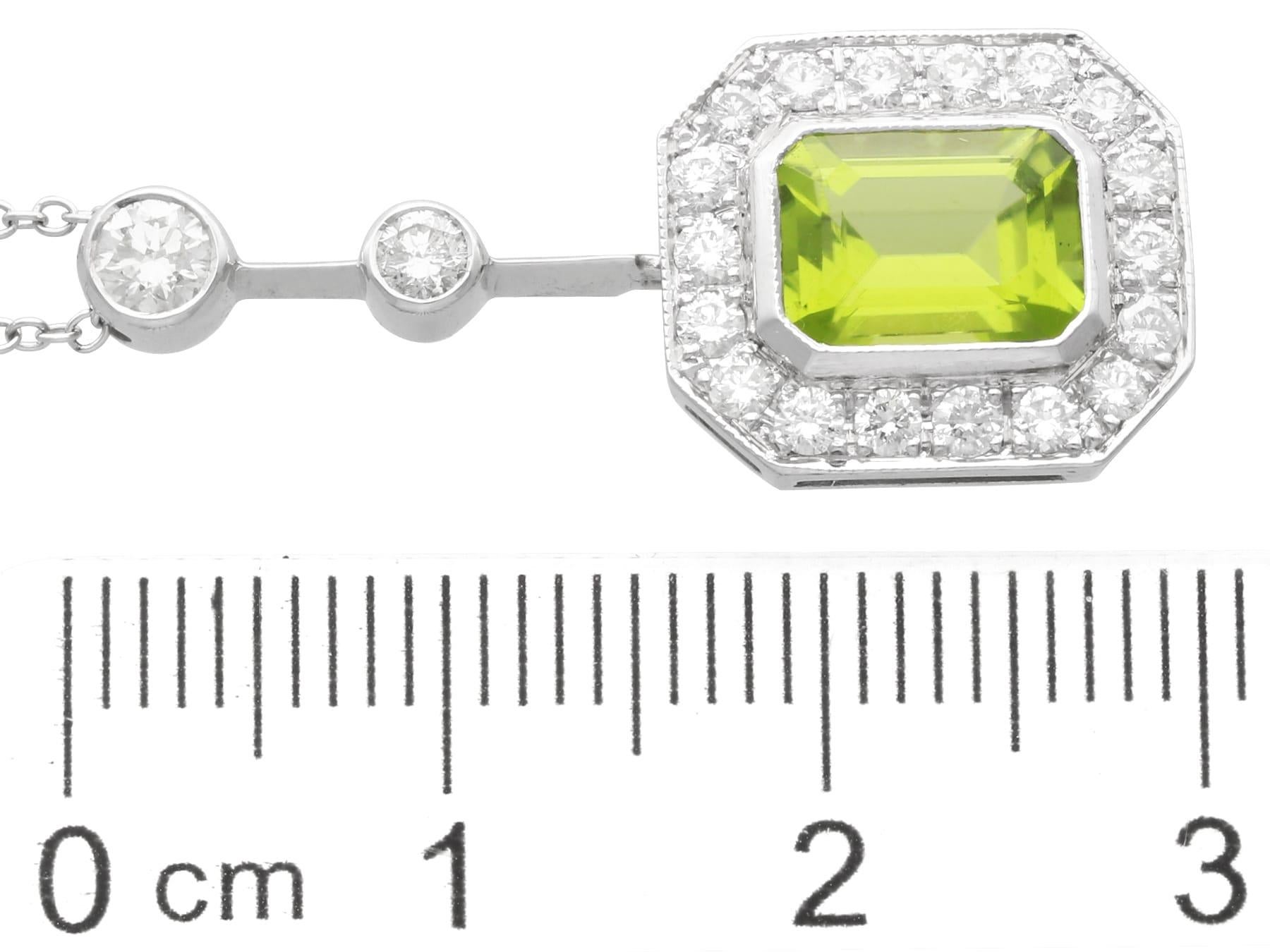 Pendentif en or blanc 18 carats avec péridot de 1,54 carat et diamants de 0,66 carat, c. 1945 en vente 2