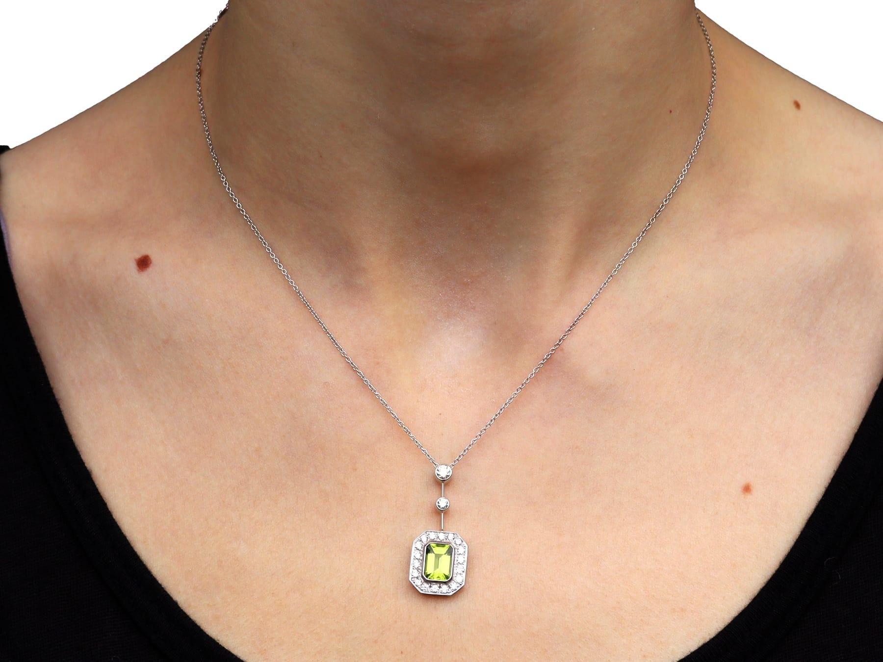 Pendentif en or blanc 18 carats avec péridot de 1,54 carat et diamants de 0,66 carat, c. 1945 en vente 4