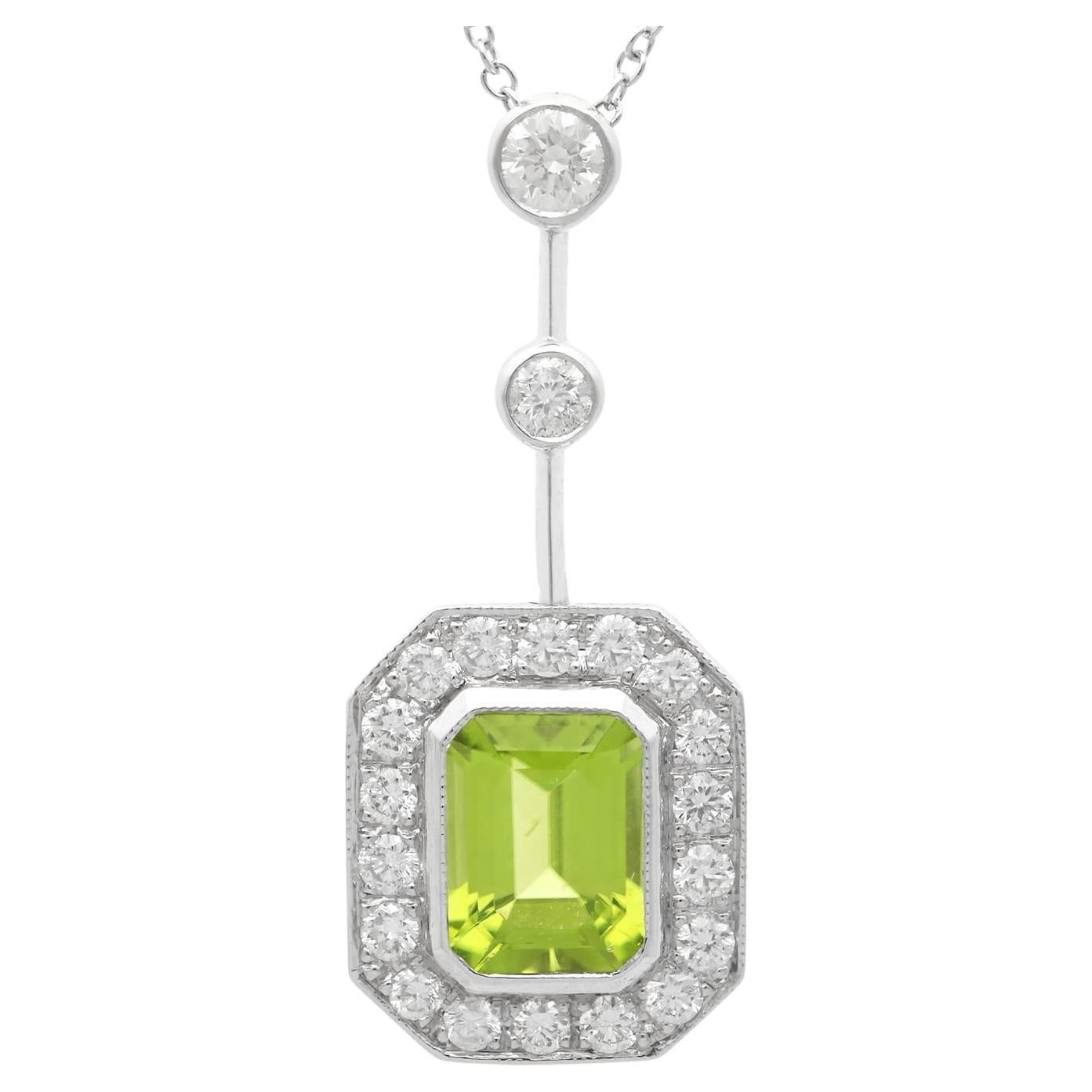 Pendentif en or blanc 18 carats avec péridot de 1,54 carat et diamants de 0,66 carat, c. 1945 en vente
