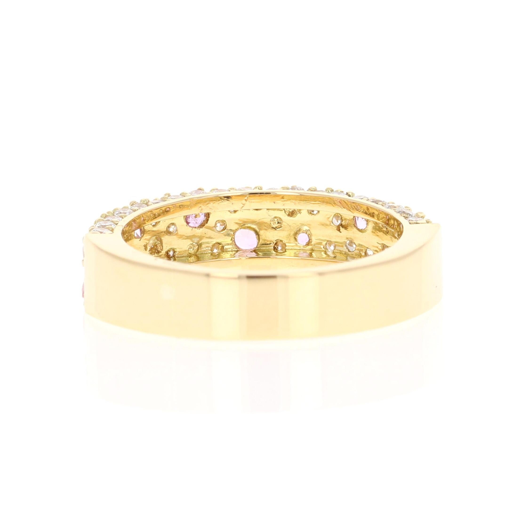 Taille ronde Anneau de mariage en or jaune 18 carats avec diamants et saphir rose de 1,54 carat en vente