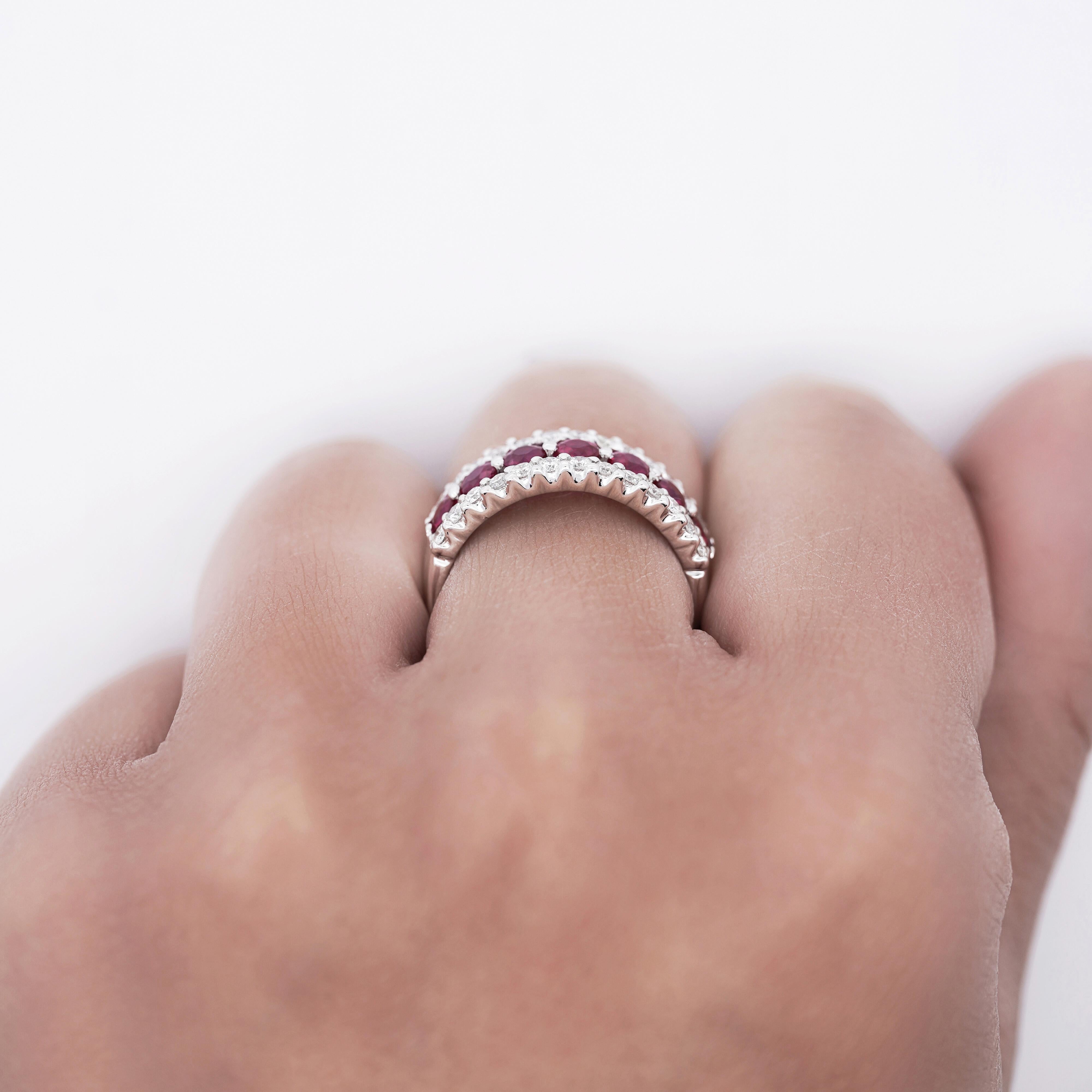 Anello a doppia fila per l'eternità con rubino e diamanti da 1,54 carati e taglio rotondo In condizioni Nuovo in vendita a Miami, FL