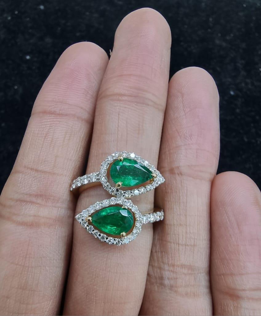 1.54 Carats Emerald Pear Cut Toi-et-Moi Ring  In New Condition For Sale In New York, NY