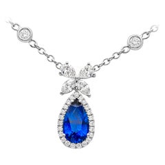 1,54 Karat birnenförmiger blauer Saphir und gemischter Diamant-Anhänger Halskette