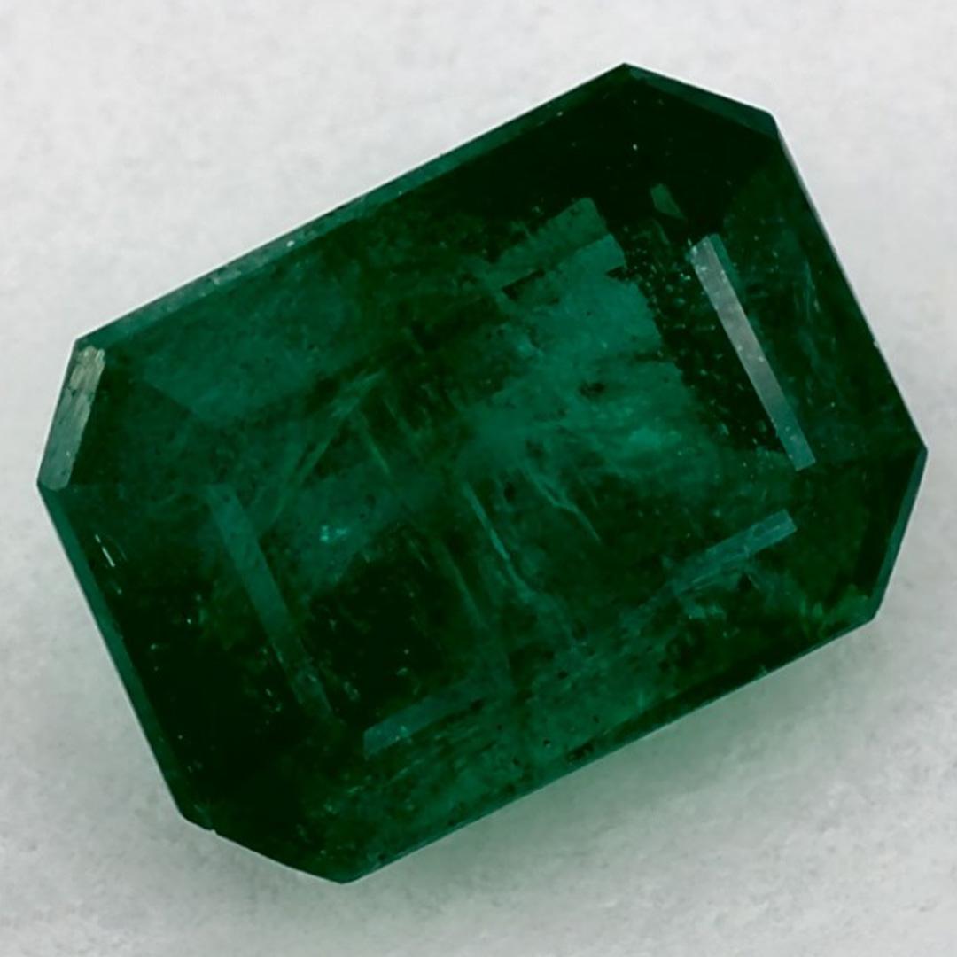 Con una vibrante tonalità di colore verde, la pietra natale di maggio è un simbolo della rinnovata crescita primaverile. 

Esplora la vivace collezione di smeraldi, rubini e zaffiri nel nostro negozio, disponibili come gemme sciolte e abbinabili