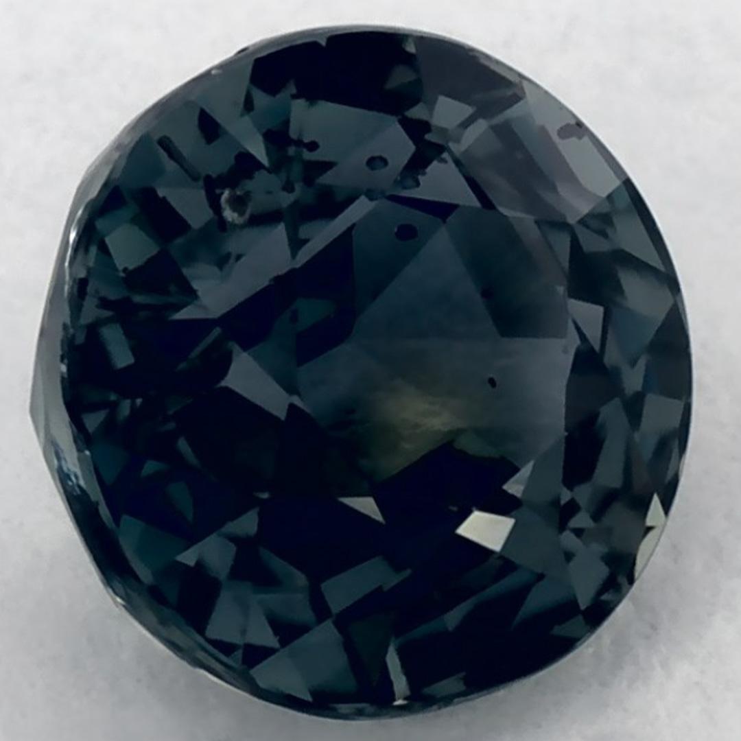 Dieser natürliche grüne Saphir bietet Eleganz und Raffinesse. Mit seiner satten Farbsättigung und seinem präzisen Schliff ist er das perfekte Herzstück für einen Verlobungsring oder ein luxuriöses Schmuckdesign.

Dieser Saphir stammt aus Sri Lanka