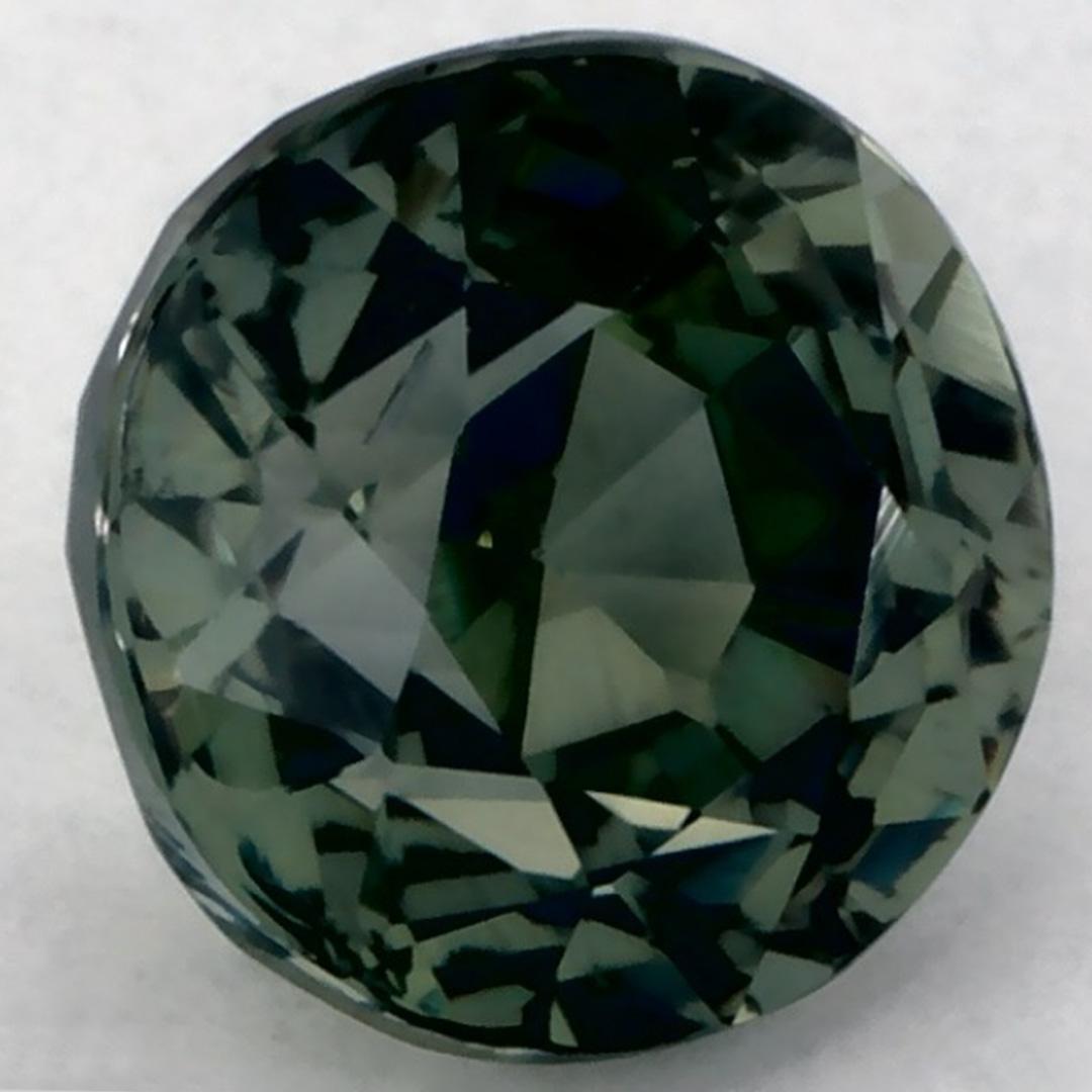 Questo zaffiro verde naturale offre eleganza e raffinatezza. Con la sua ricca saturazione del colore e il taglio preciso, è il centro perfetto per un anello di fidanzamento o un design di gioielli di lusso.

Questo zaffiro proviene dallo Sri Lanka