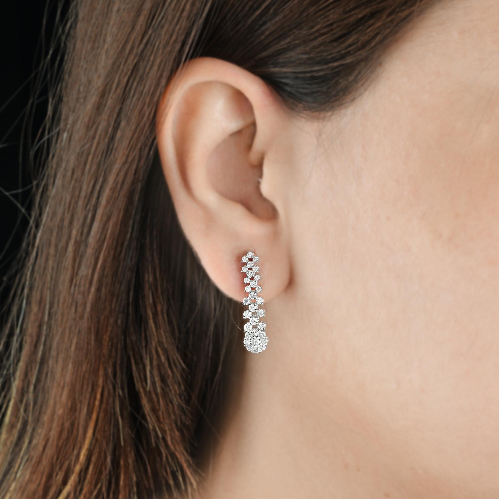 Estos pendientes colgantes de diamantes de 1,54 qt en oro blanco de 14 quilates con claridad SI y color HI presentan un diseño de gota en línea recta. La característica principal del diseño es la articulación. Toda la longitud de la gota se compone