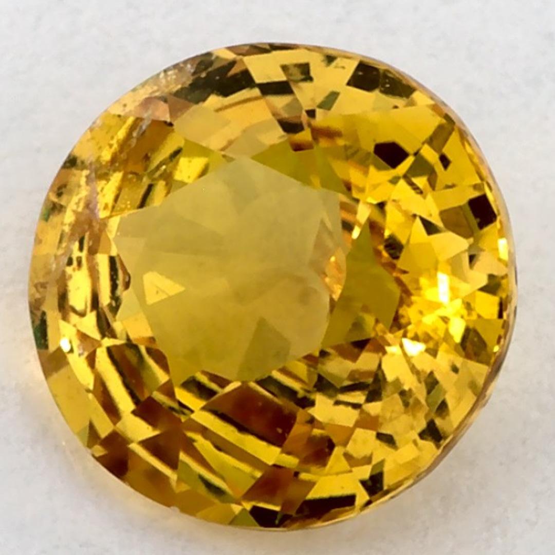 Este zafiro amarillo natural ofrece elegancia y sofisticación. Con su rica saturación de color y su corte preciso, es la pieza central perfecta para un anillo de compromiso o un diseño de joyería de lujo.

Este zafiro procede de Sri Lanka (Ceilán),