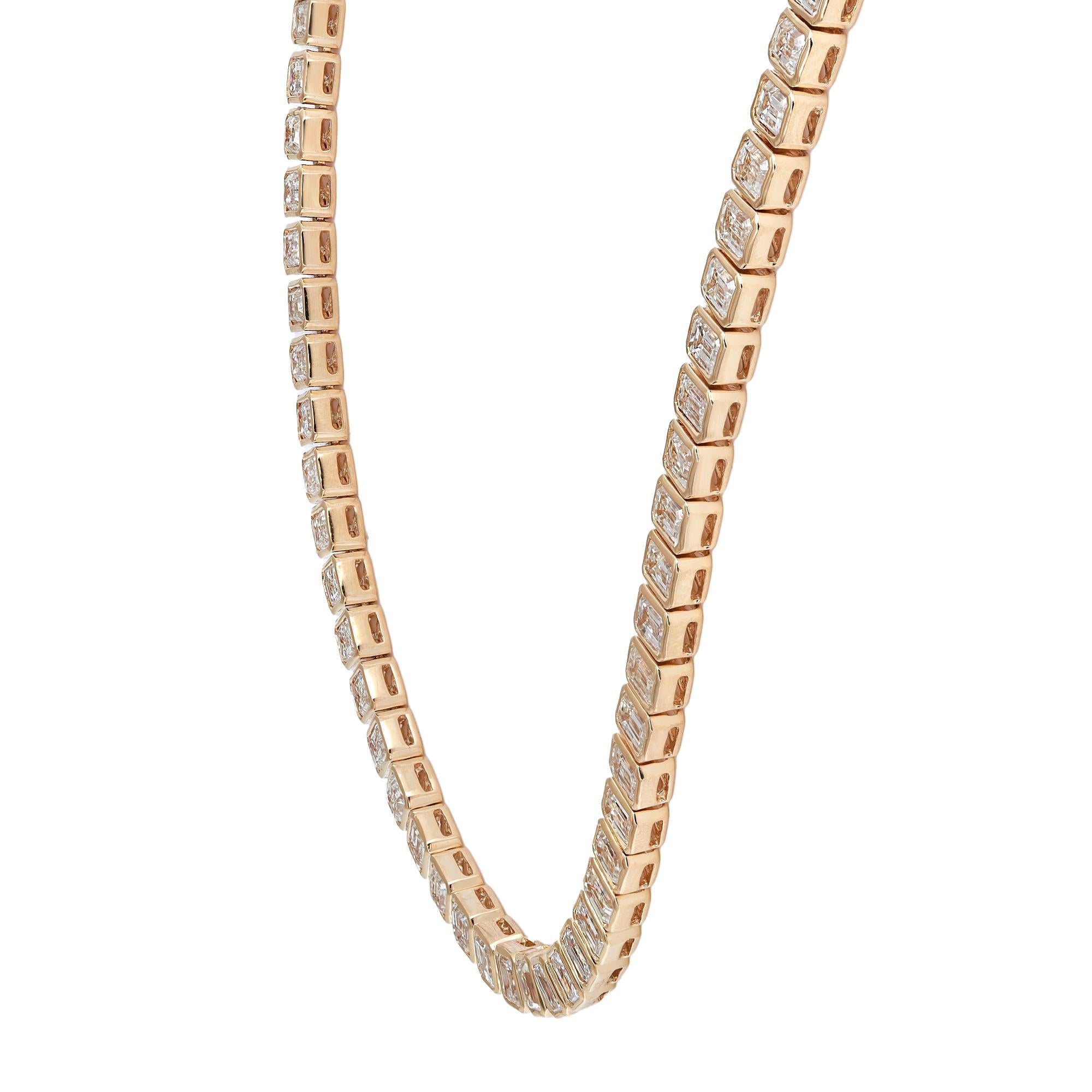 Schmücken Sie sich mit dem Inbegriff von Opulenz - einer 15,40 Karat Smaragdschliff-Diamant-Tennis-Halskette mit Lünettenbesatz aus 18 Karat Gelbgold. Dieses prächtige Schmuckstück besteht aus einer Reihe von Diamanten im Smaragdschliff mit