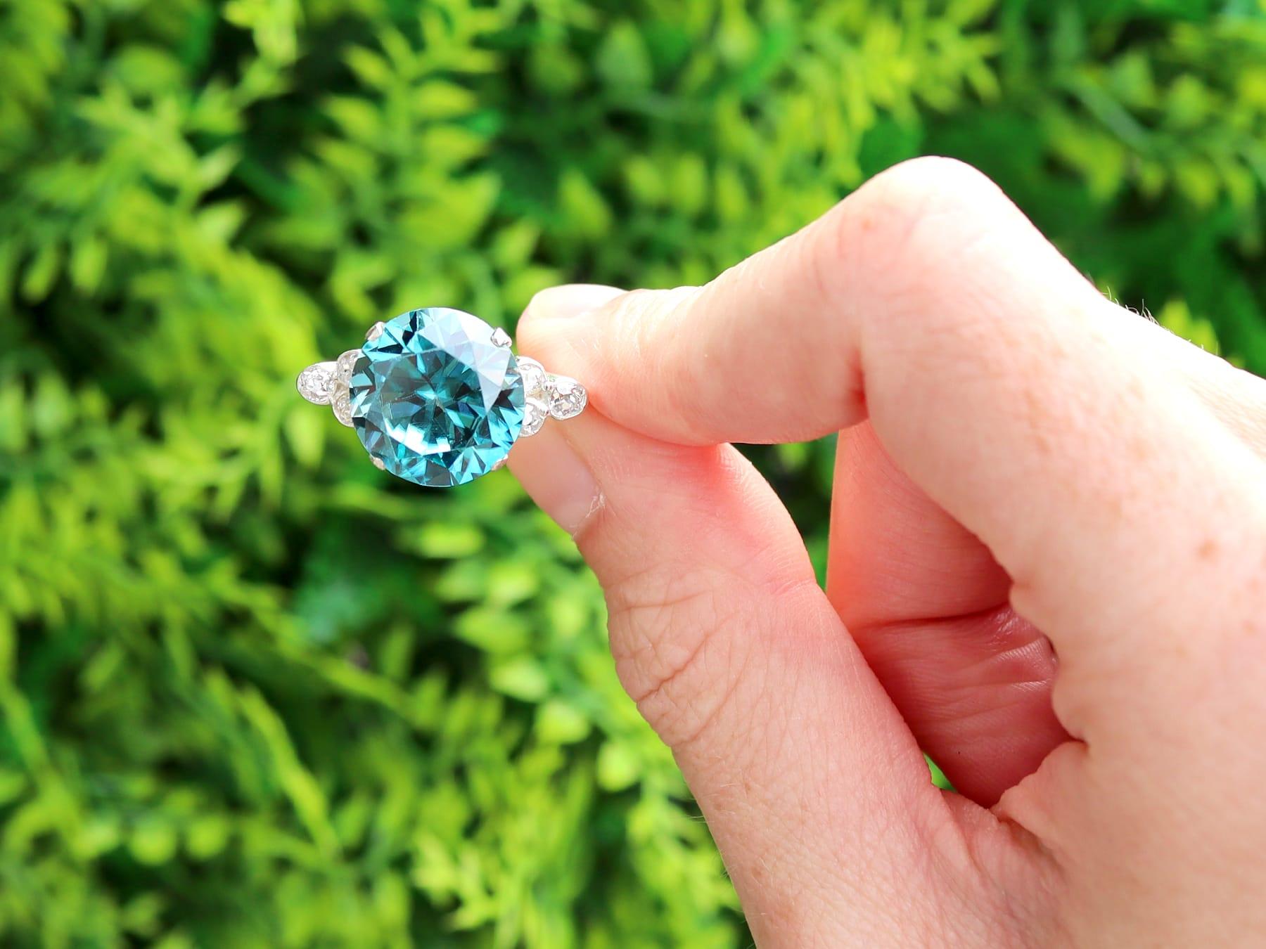 Eine atemberaubende, feine und beeindruckende antike 15,40 Karat hoch Zirkon, 0,56 Karat Diamant, 9 Karat Gelbgold und Silber gesetzt Ring; Teil unserer Sammlung von Edelstein Verlobungsringe.

Dieser atemberaubende, feine und beeindruckende antike