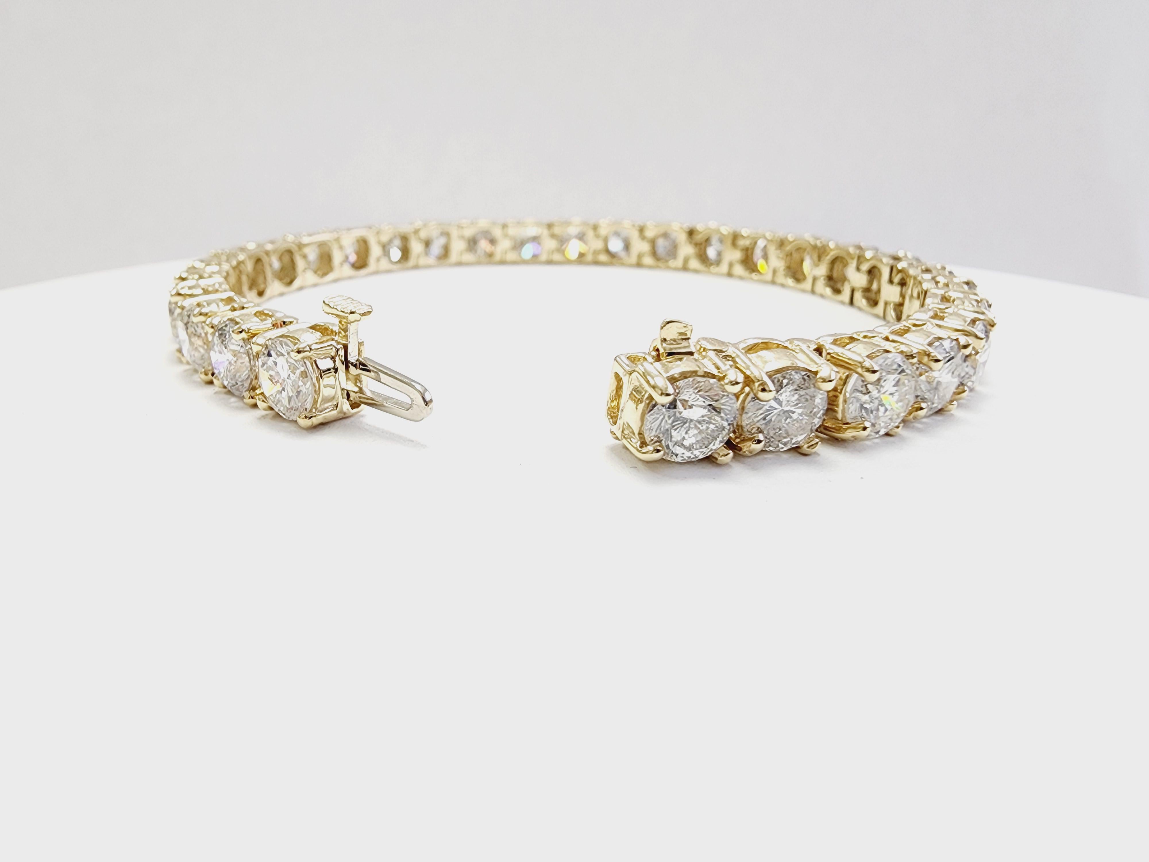 Modern 15.40 Carat Natural Diamond Tennis Bracelet 14 Karat Yellow Gold For Sale