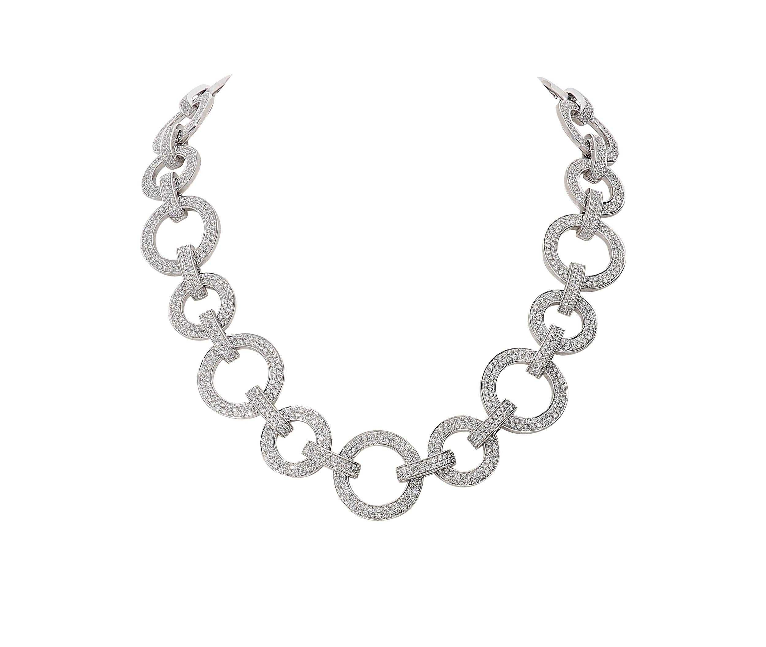 Impressive necklace in 18kt white gold for 131,70 grams and a length of 43 centimeters.
The circle elements are 2,00 and 2,50 centimeters of width and the clasp is one of the connection link.
Diamonds are white round brilliant color G clarity VS for