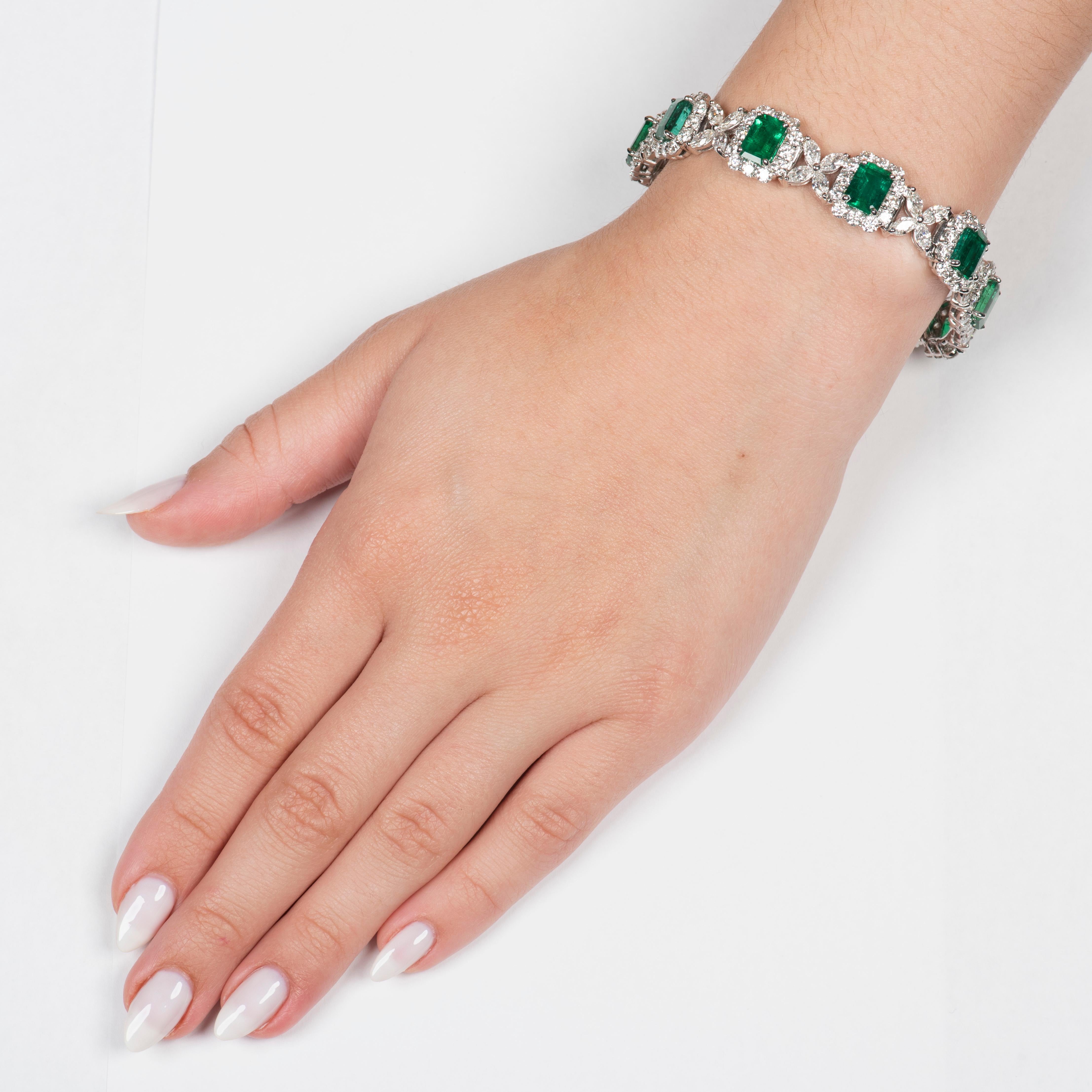 Dieses unglaubliche Armband besteht aus 15,44 ct natürlichen Smaragden im Smaragdschliff (insgesamt 10) und 8,45 ct Diamanten, die alle in 18kt Weißgold gefasst sind. Die Smaragde haben eine reiche, lebhafte, mittelgrüne Sättigung und sind sehr hell