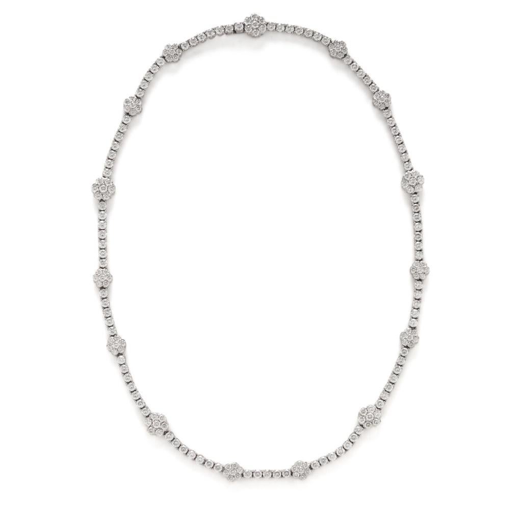 Questa splendida collana di diamanti vanta 200 diamanti rotondi taglio brillante con 15 stazioni di diamanti Florette per un peso totale di 15,47 carati. Montata in oro bianco da 18 carati, questa collana ti stupirà!

Lunghezza totale: 17,5