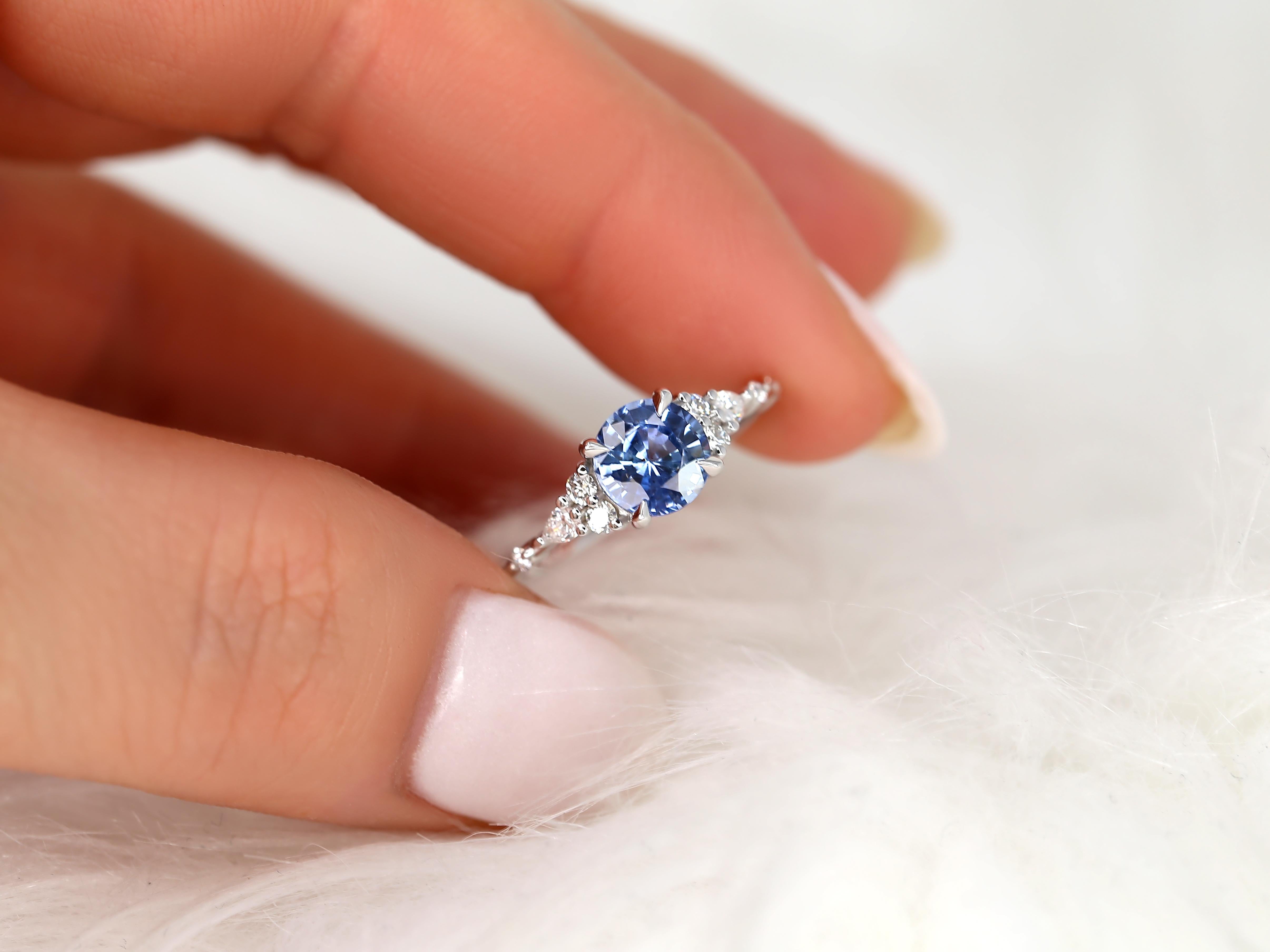 Bague Anastasia en or blanc 14 carats avec saphirs en forme de tournesol et diamants 1,54 carat