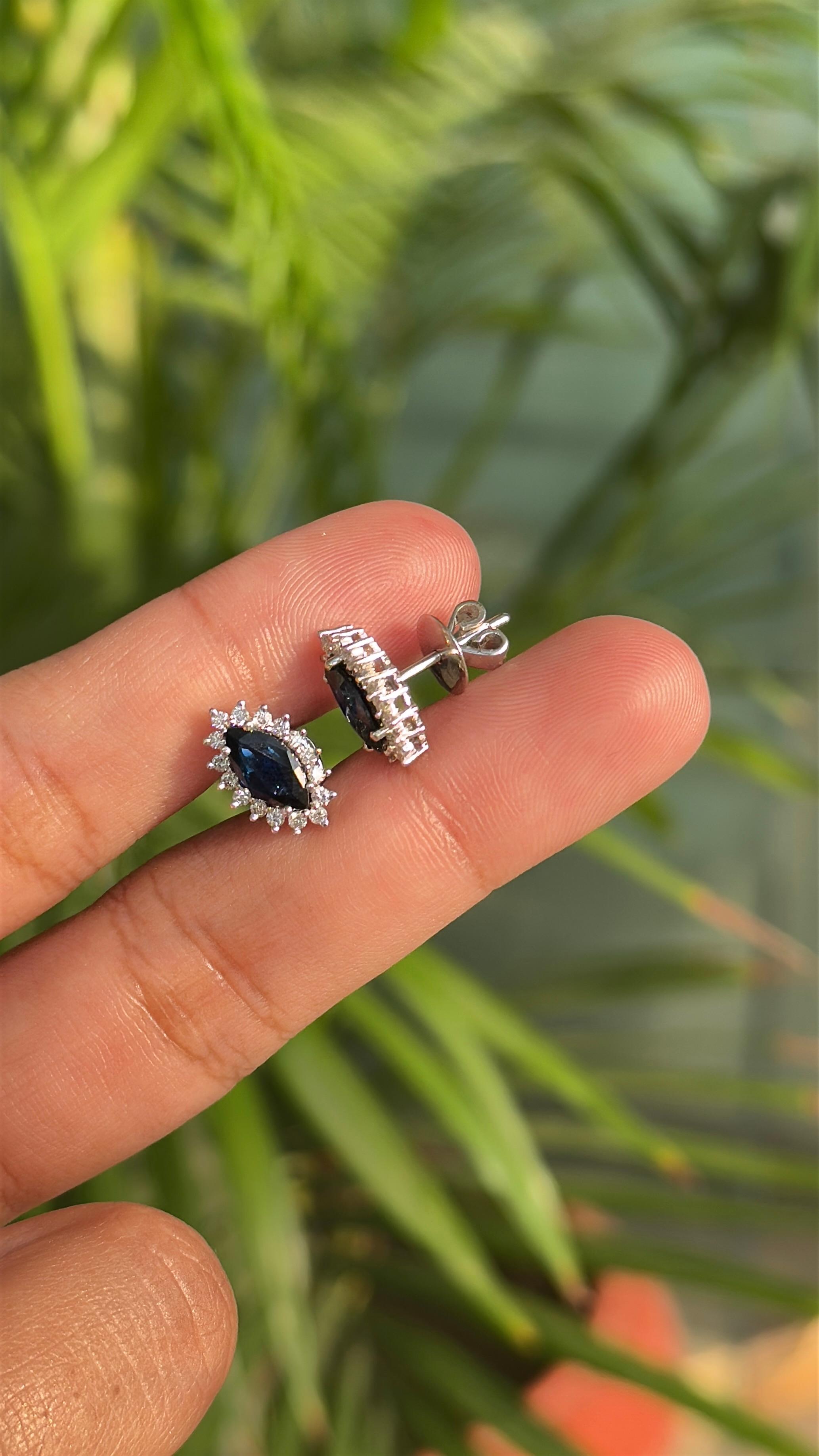 Taglio marquise Orecchini a perno con zaffiro blu profondo e diamante da 1,54 carati in oro bianco 14 carati in vendita