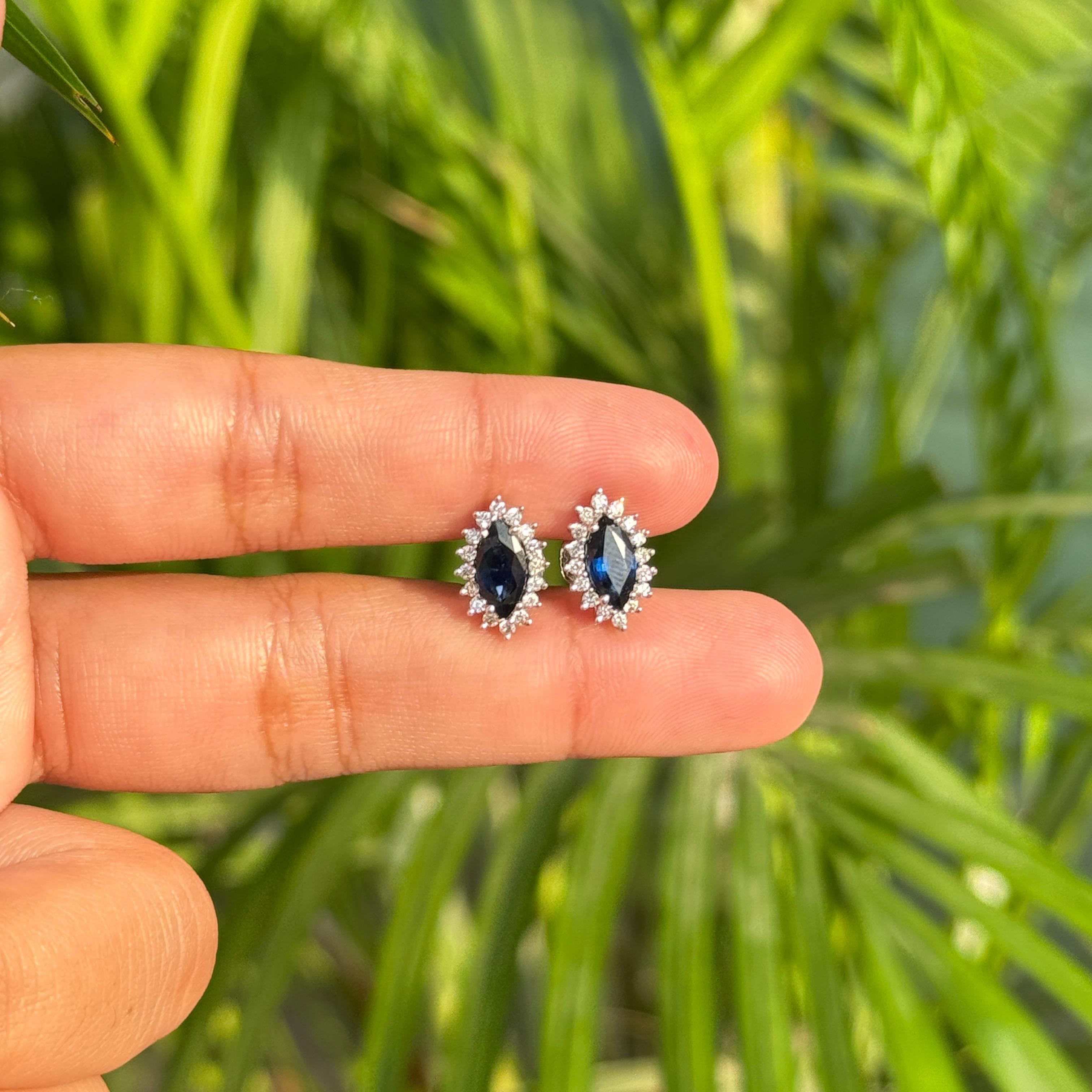 Donna Orecchini a perno con zaffiro blu profondo e diamante da 1,54 carati in oro bianco 14 carati in vendita