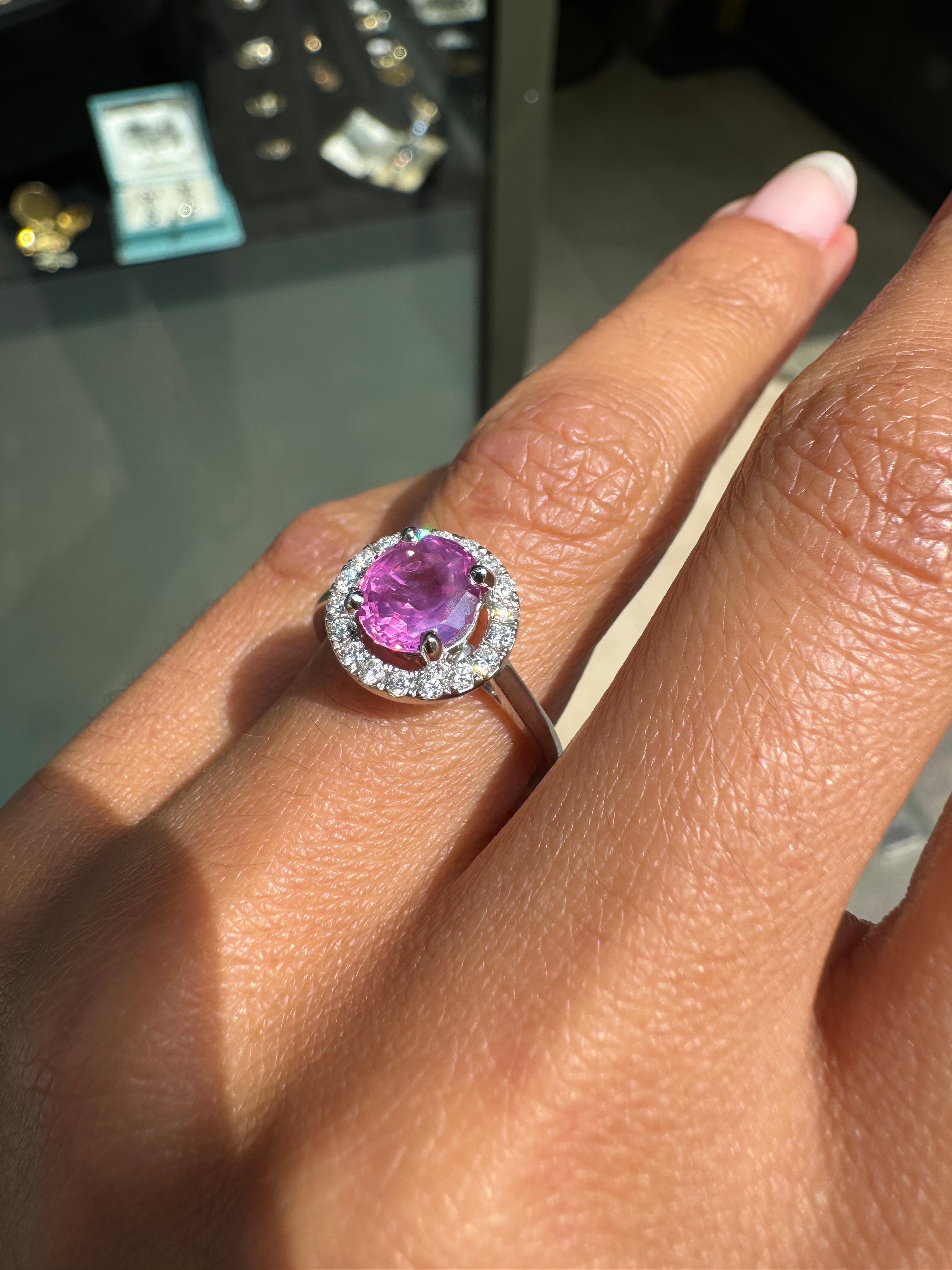 Taille ronde 1.54ct Pink Sapphire and Diamond Halo 18K White Gold Cluster Engagement Ring en vente
